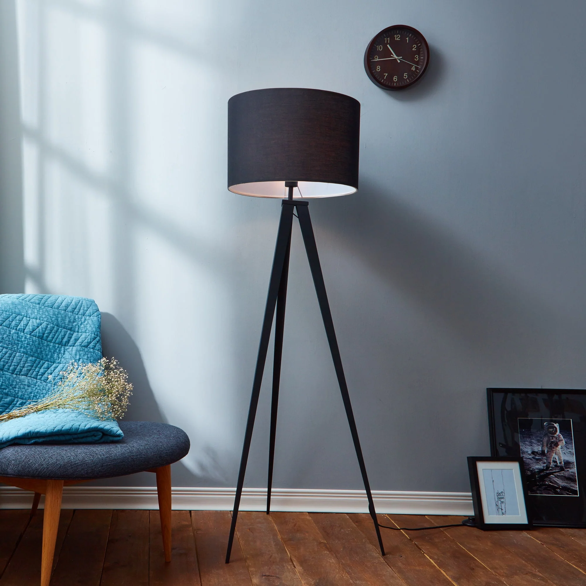 Teamson Home Romanza 60.23" Postmodern Tripod Floor Lamp with Drum Shade, Matte Black
