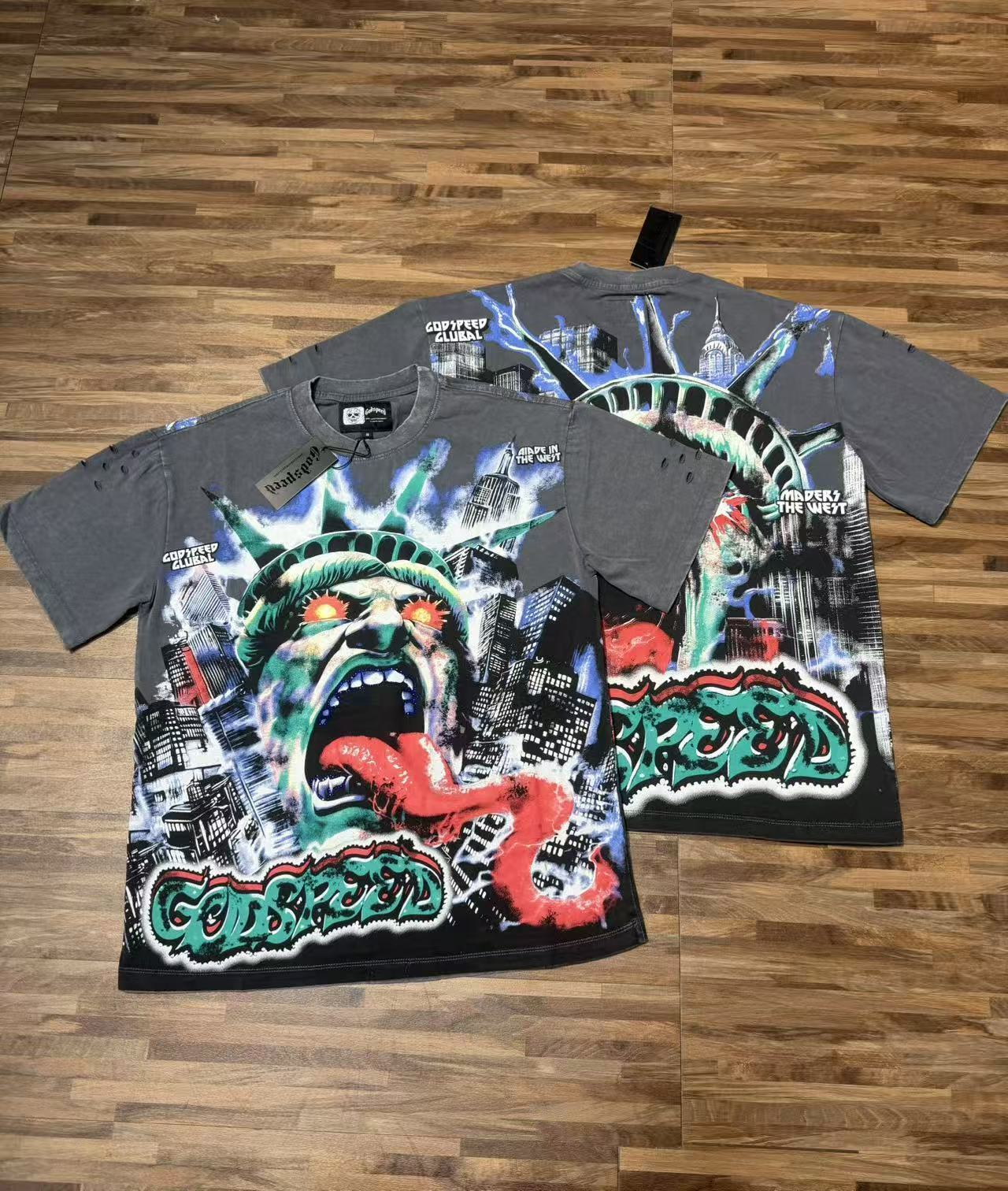 Grey short-sleeved T-shirt with tongue-sticking devil print