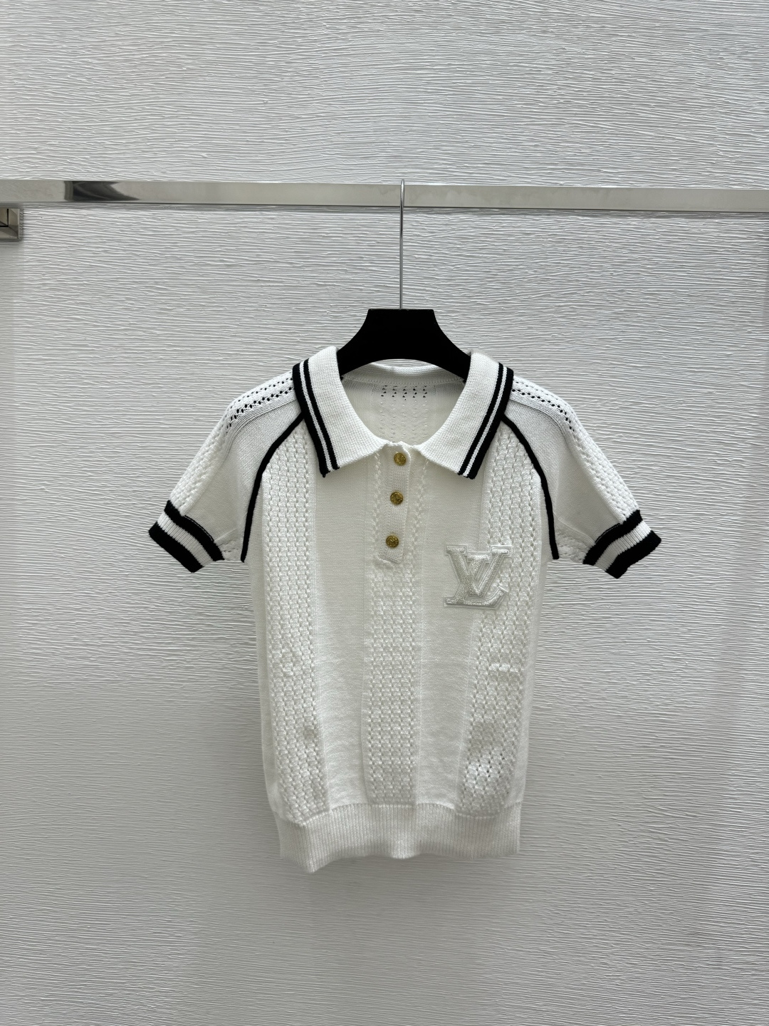 Louis Vuitton new early spring collection features contrasting color lapels and simple hollow knit short sleeves
