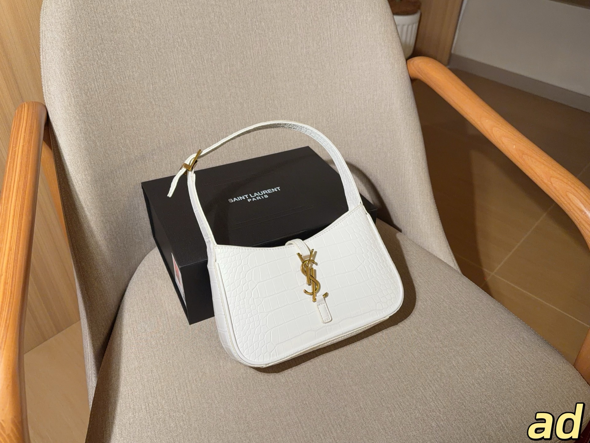 Saint Laurent Le 5 à 7 Hobo Shoulder Bag