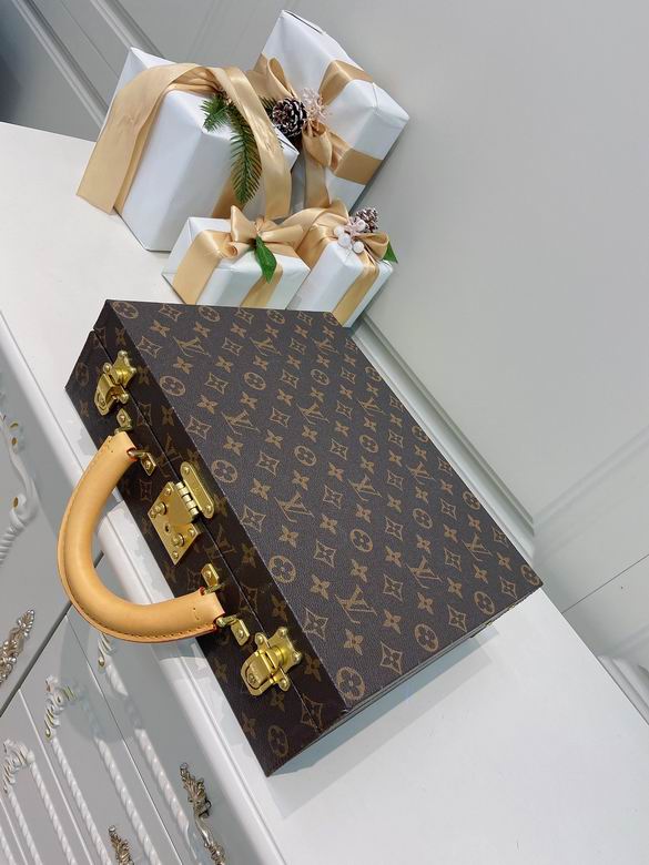 LV M4700TSZB 34X25X10cm QS 2