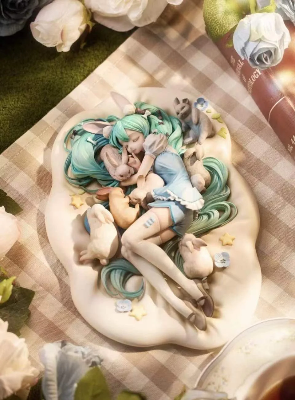 Liang Can Studio - Sleeping Rabbit Hatsune Miku | 眠兔 初音未来