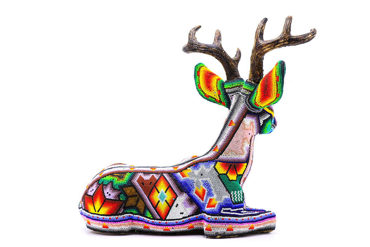 Venado acostado – Obra de Arte Huichol