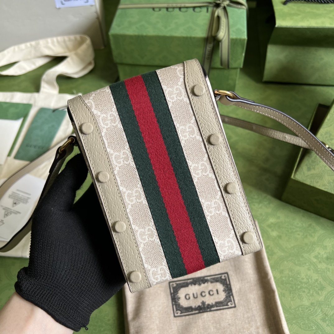 Gucci GG Supreme shoulder bag 696056