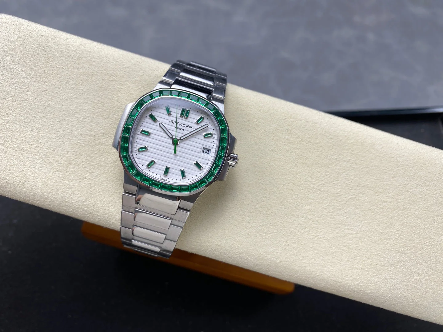 PATEK Nautilus 35.2mm Silver Green Diamond
