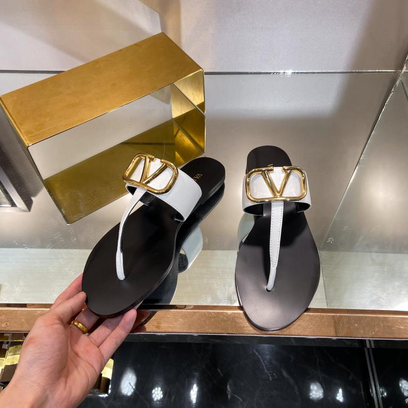 Valentino Garavani VLogo Signature Grained Leather Flip Flops Thong Sandals