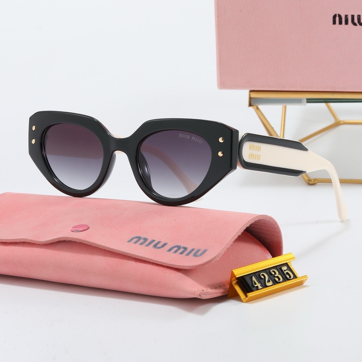 Miu Miu Fashionable Sunglasses
