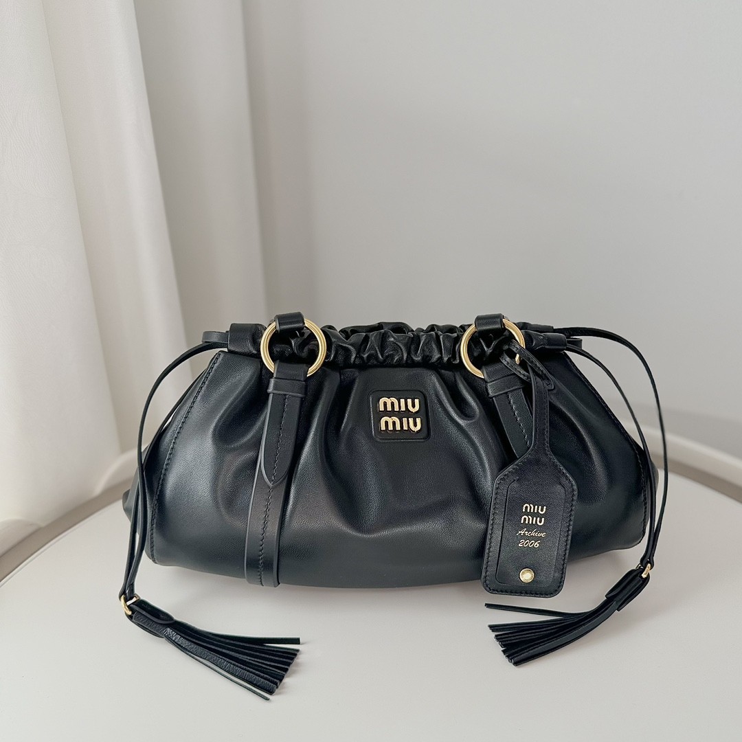 Miu Miu Shoulder Bag in Nero