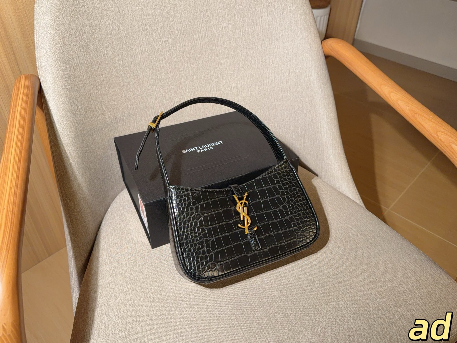 Saint Laurent Le 5 à 7 Hobo Shoulder Bag