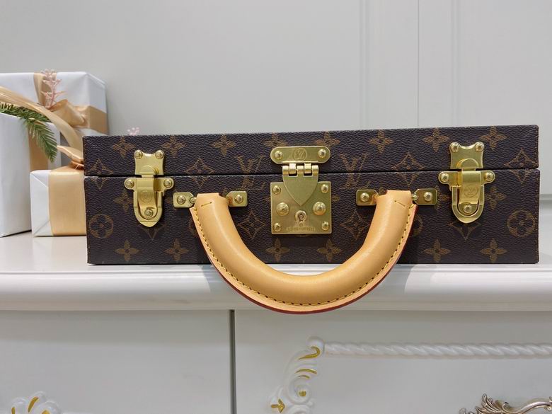 LV M4700TSZB 34X25X10cm QS 2