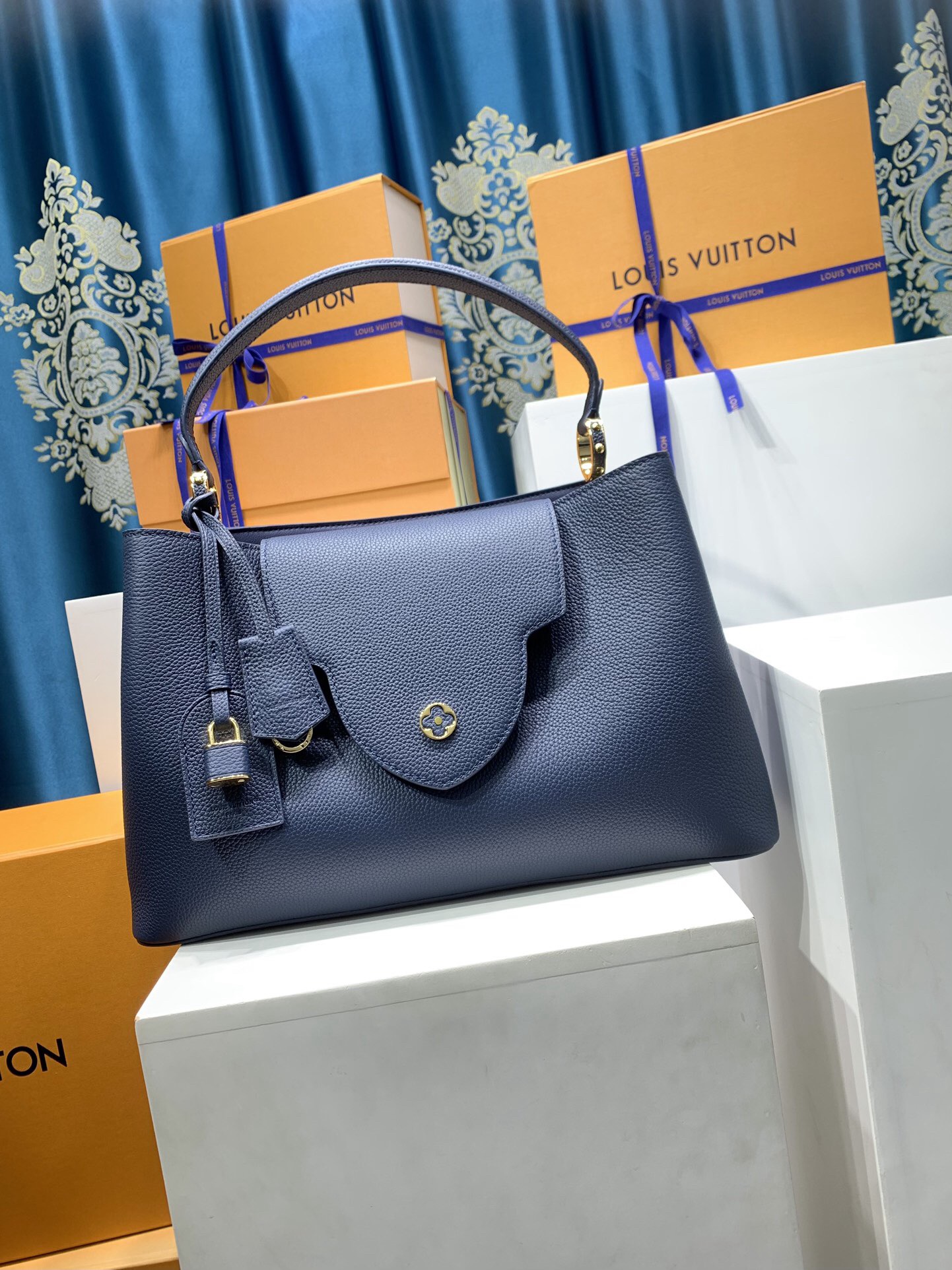 LV New Capucines Handbag in Blue