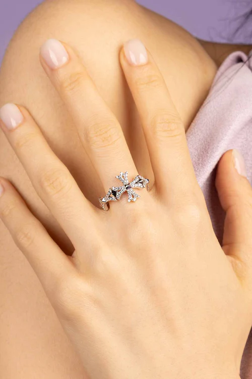 Anello con croce d'effetto