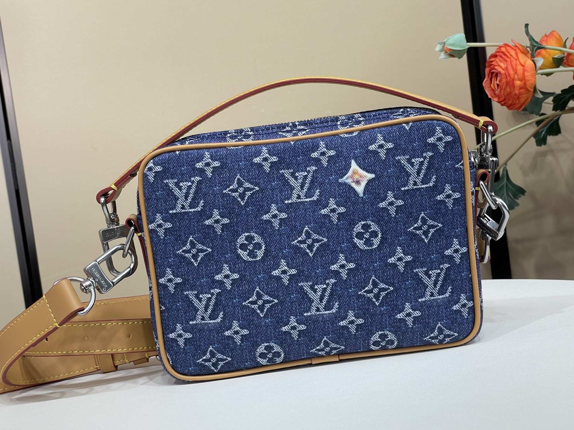 LV batch NIL mailman handbag m27553