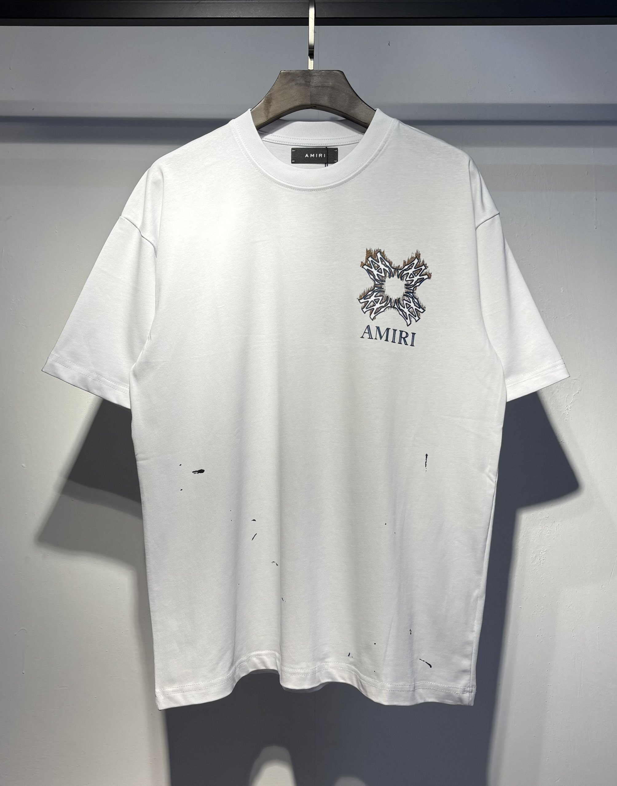 White minimalist letter logo short-sleeved shirt