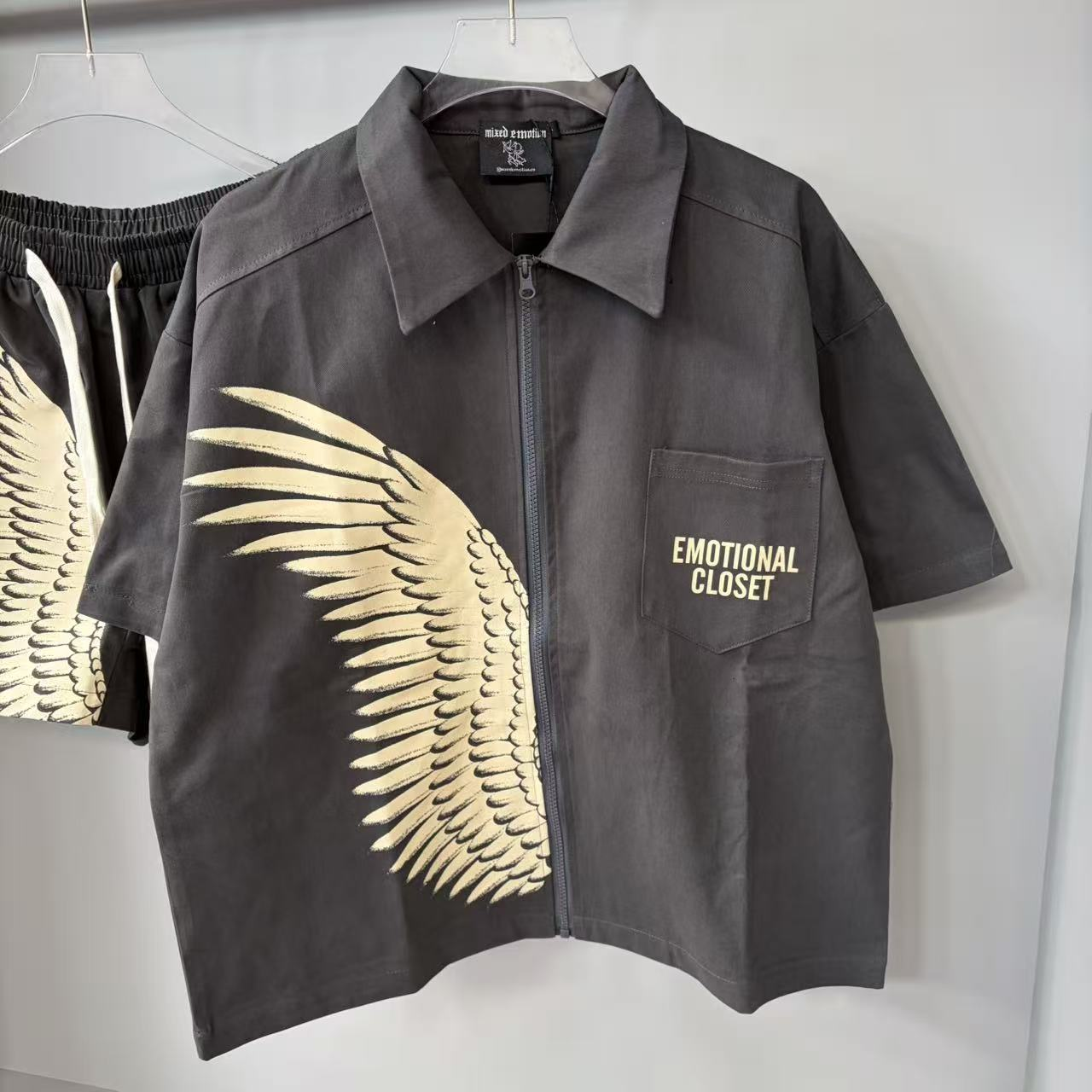 Grey winged print polo zipper short-sleeved shirt