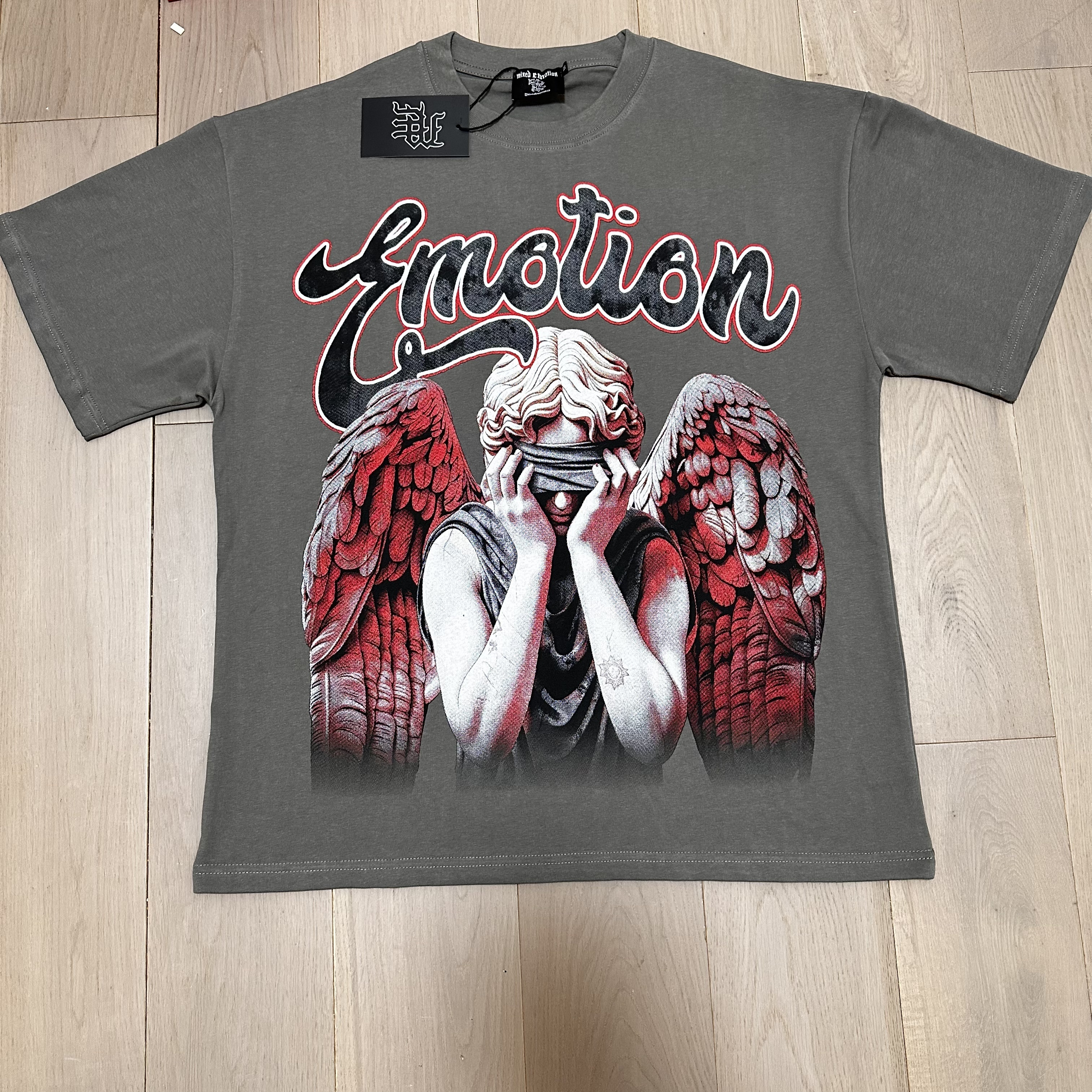 Blindfolded red-winged angel print short-sleeved shirt