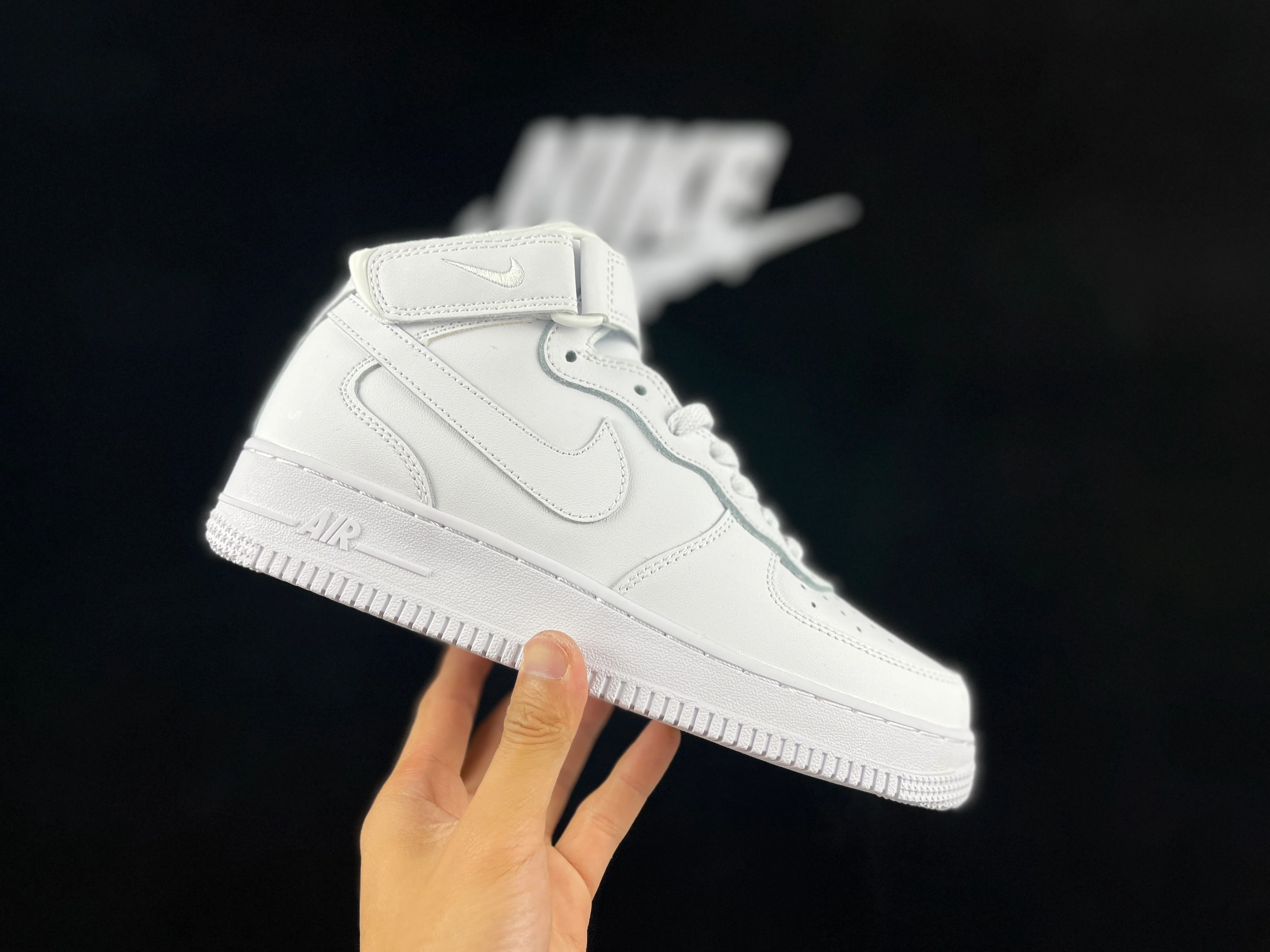NIKE AIR FORCE 1 Mid 