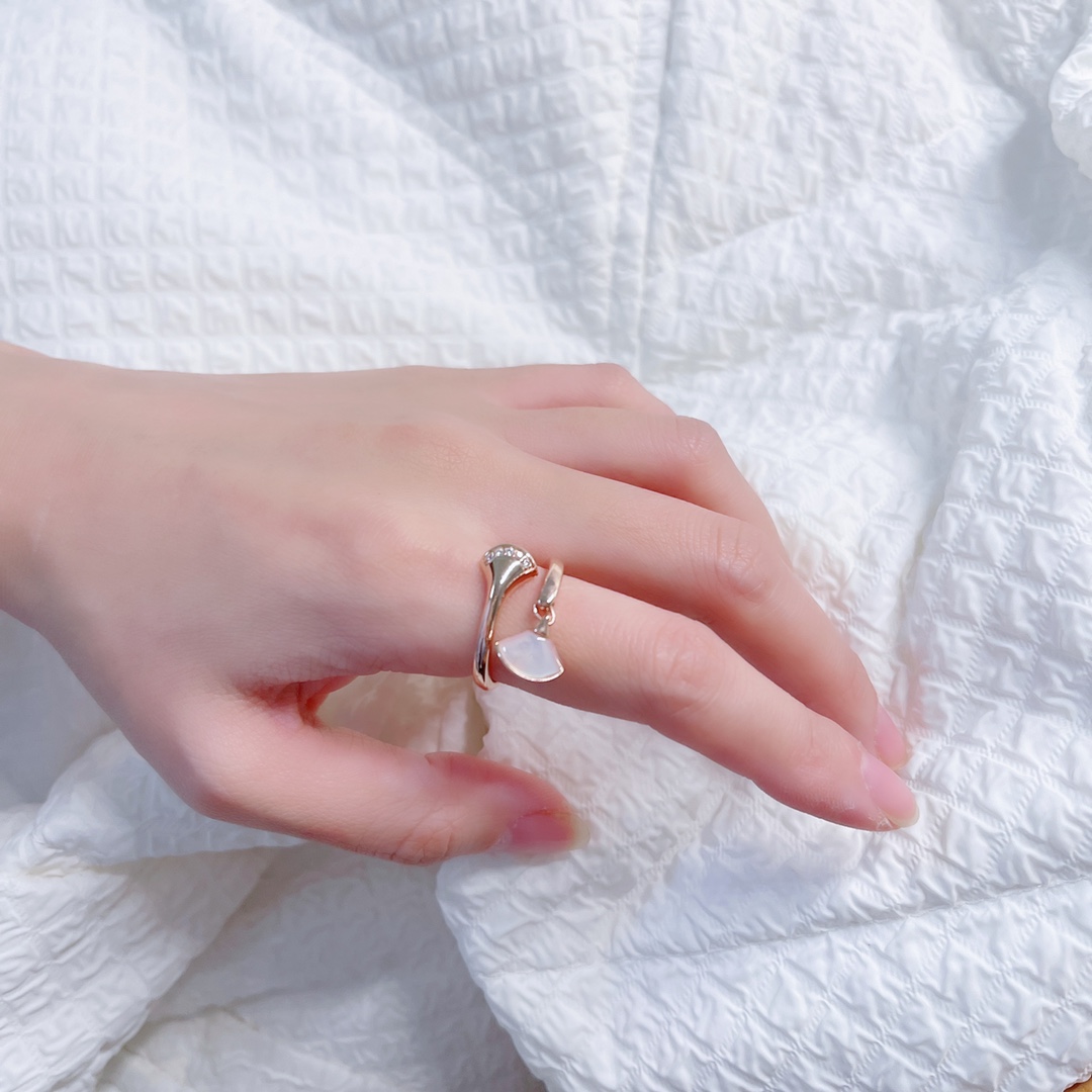 BVLGARI DIVAS’DREAM RING, White Mother-of-Pearl