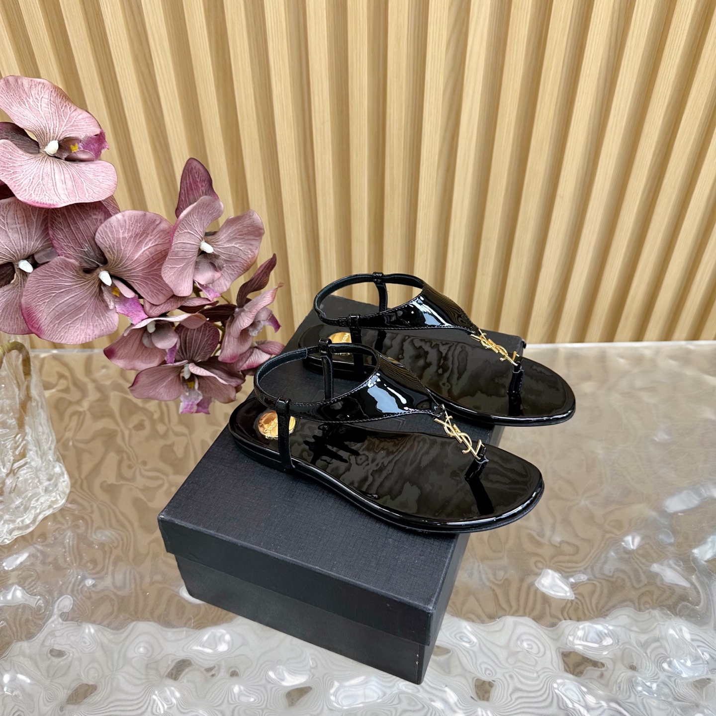 YSL Vitel Vernice Soft Thong Sandals