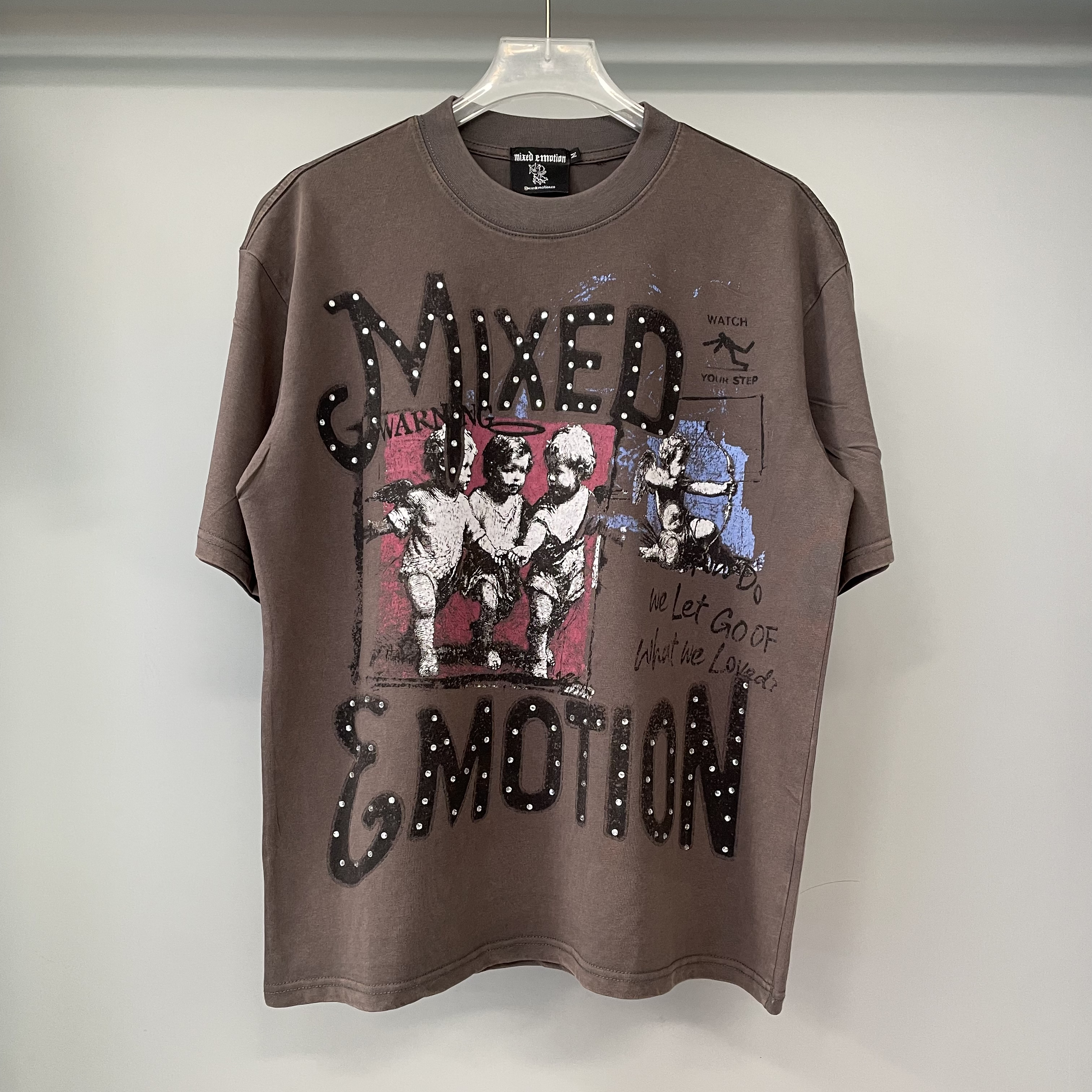 Brown little angel with diamond-shaped letter print short-sleeved shirt