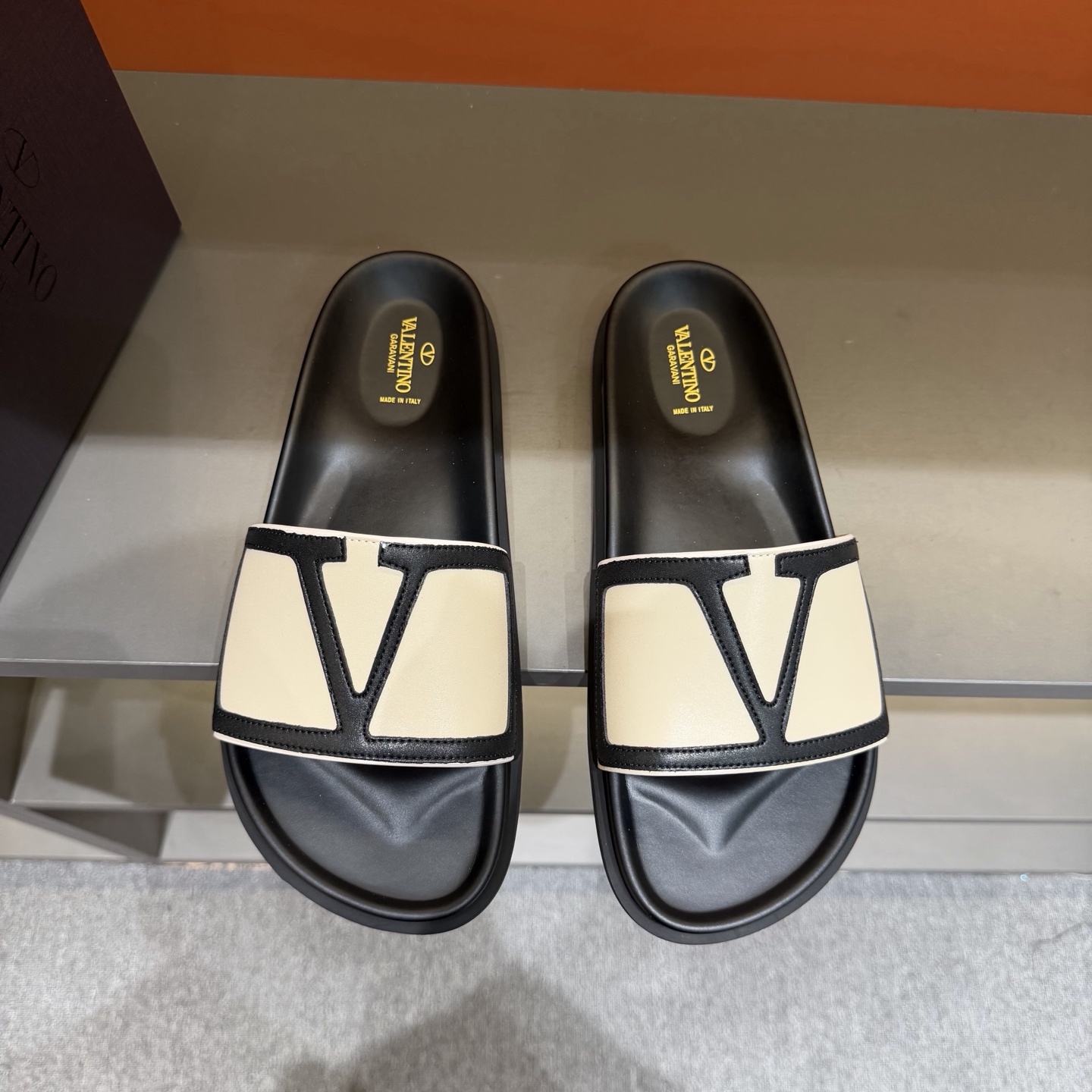 Valentino Garavani VLogo Contrast Trim Black Rubber Wide Band Men Pool Slides