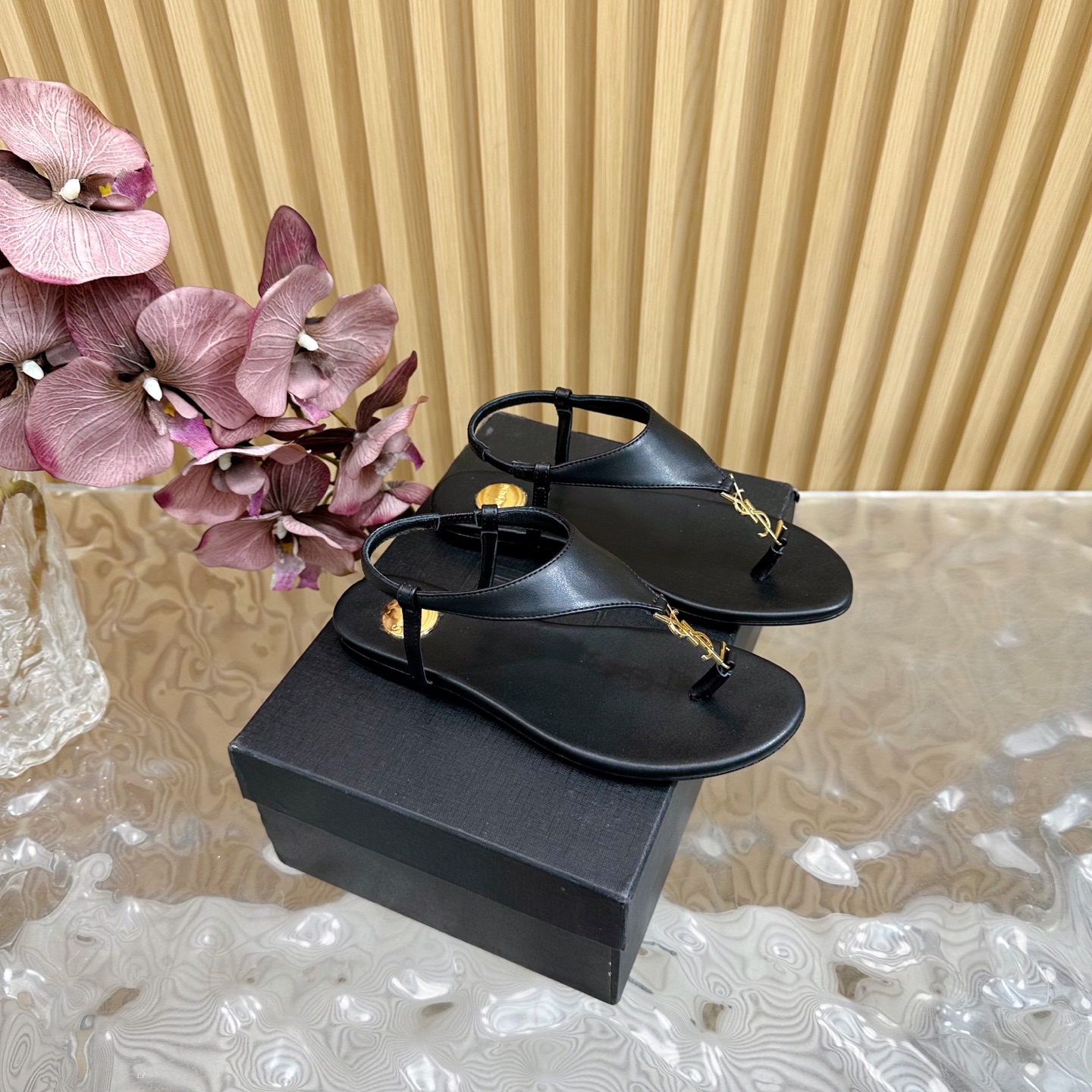 YSL Vitel Vernice Soft Thong Sandals