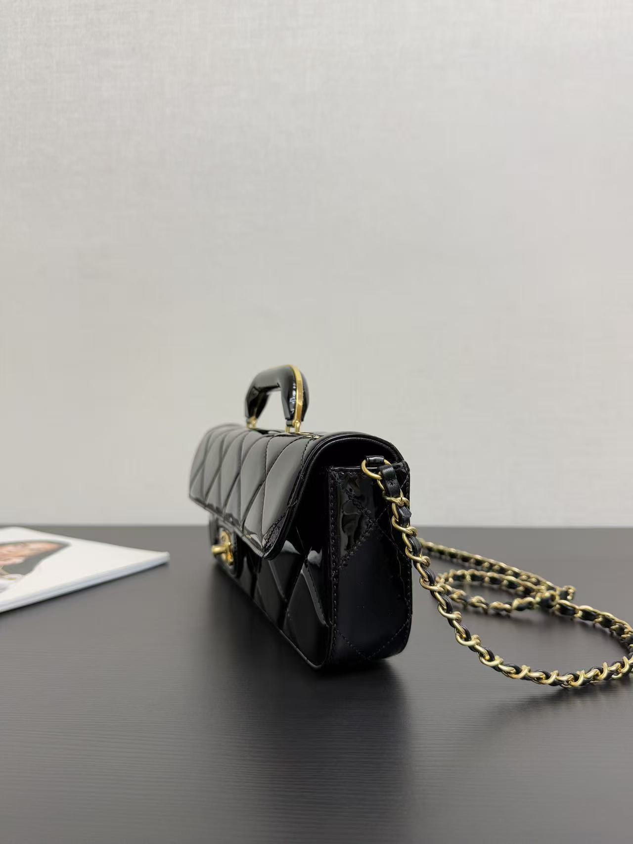 Chanel 25k classic diamond patterned chain crossbody bag