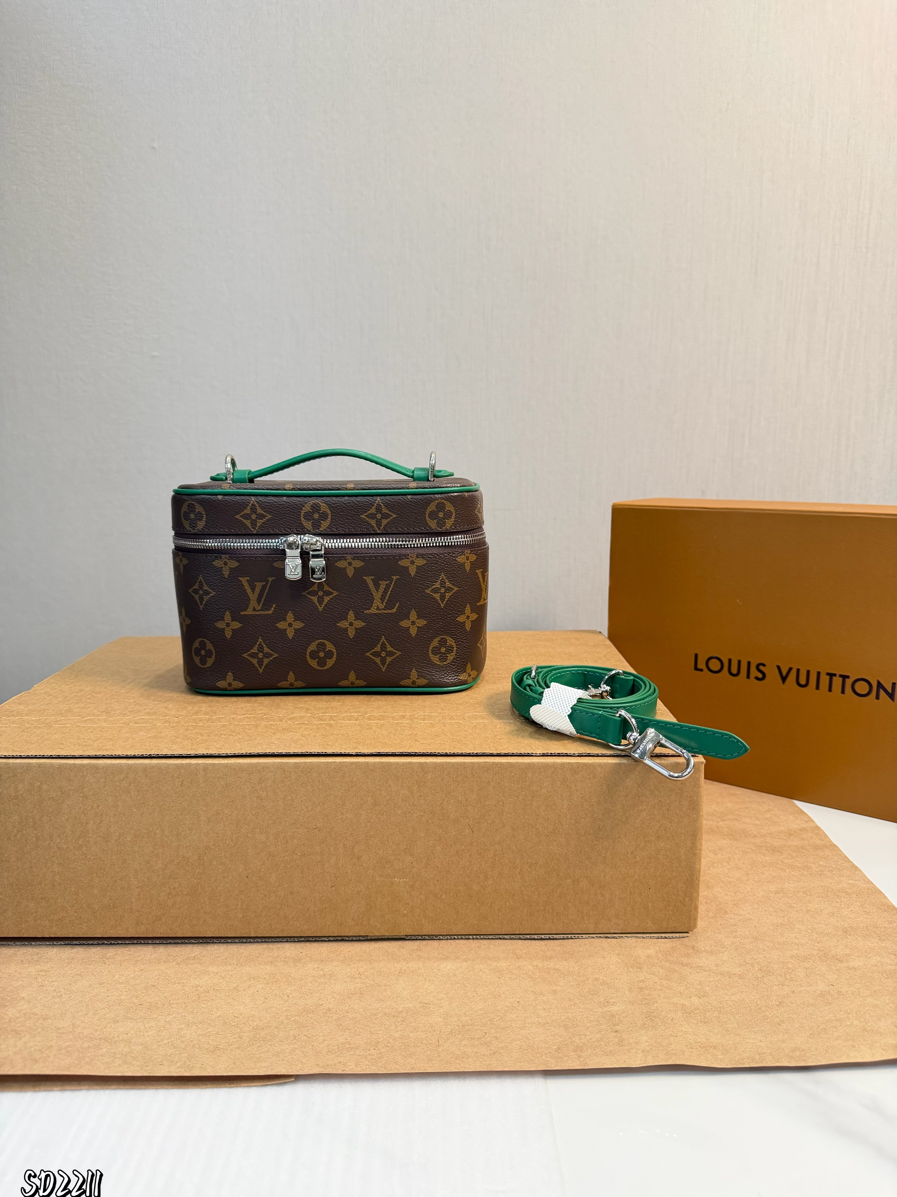 LV Green Trim Nice Vanity Case Box Monogram Coated Canvas Shoulder Top Handle Bag