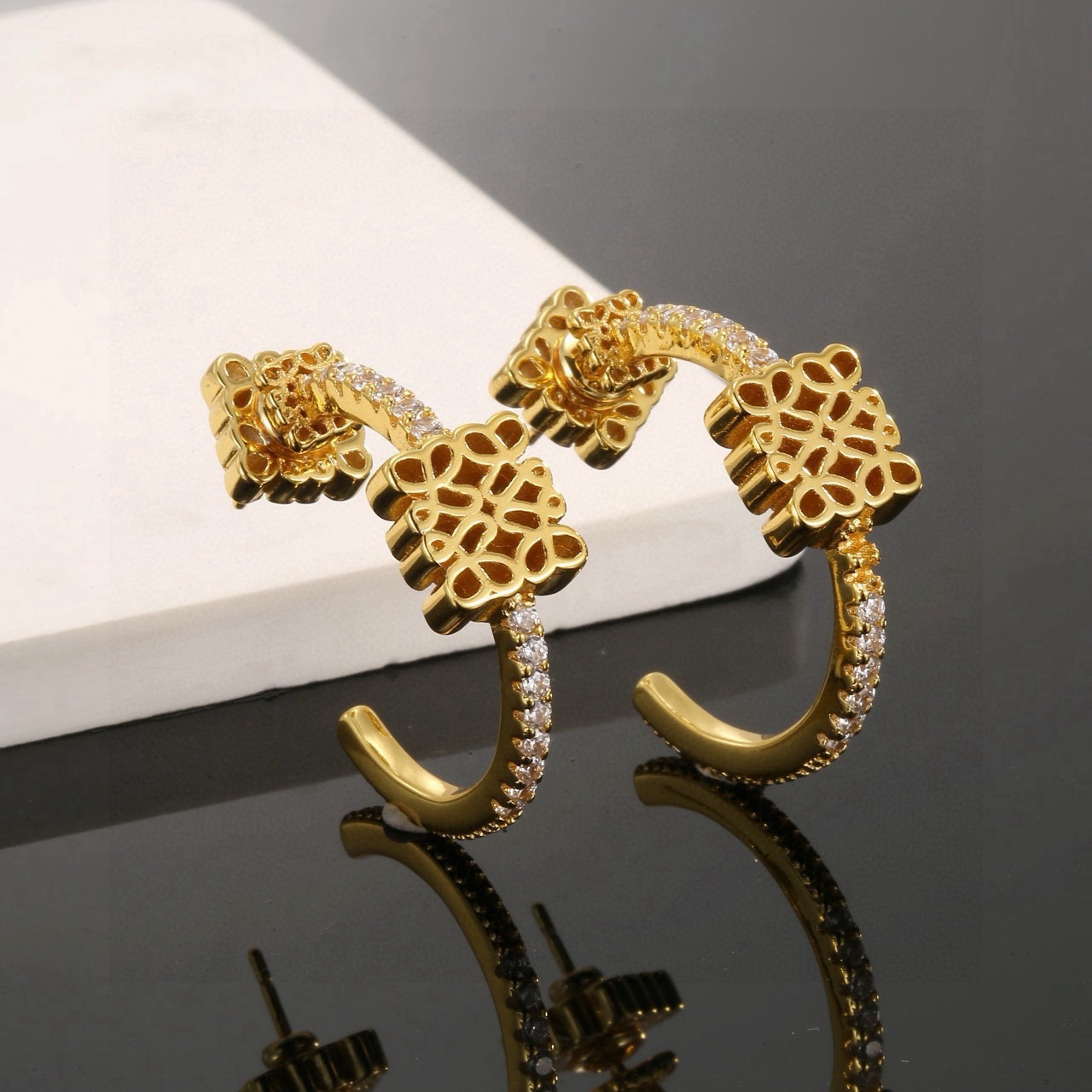 Loewe Geometric Clover Earrings