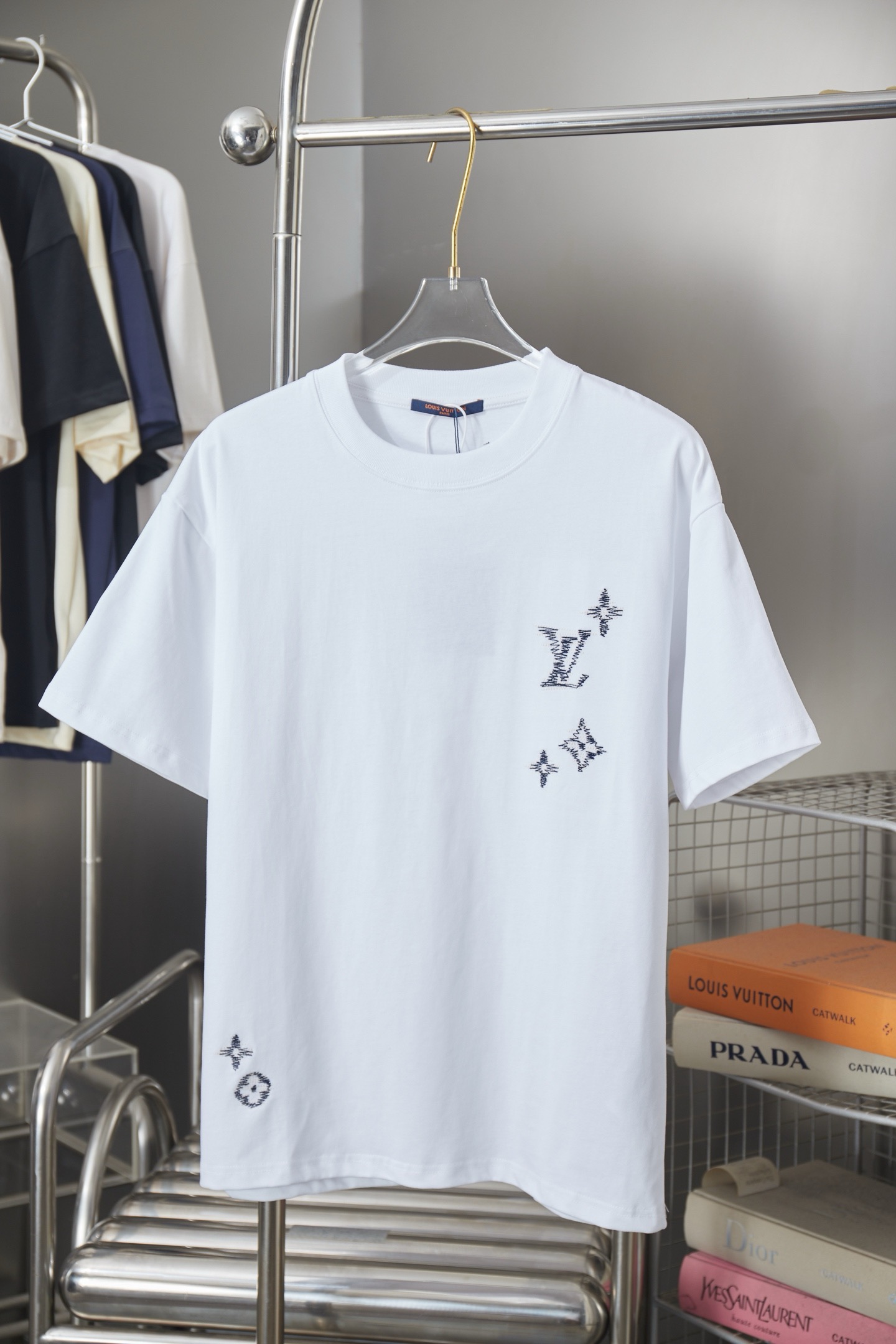 1V 26SS Early Spring New Arrival – Signature Embroidered Letter t-shirt