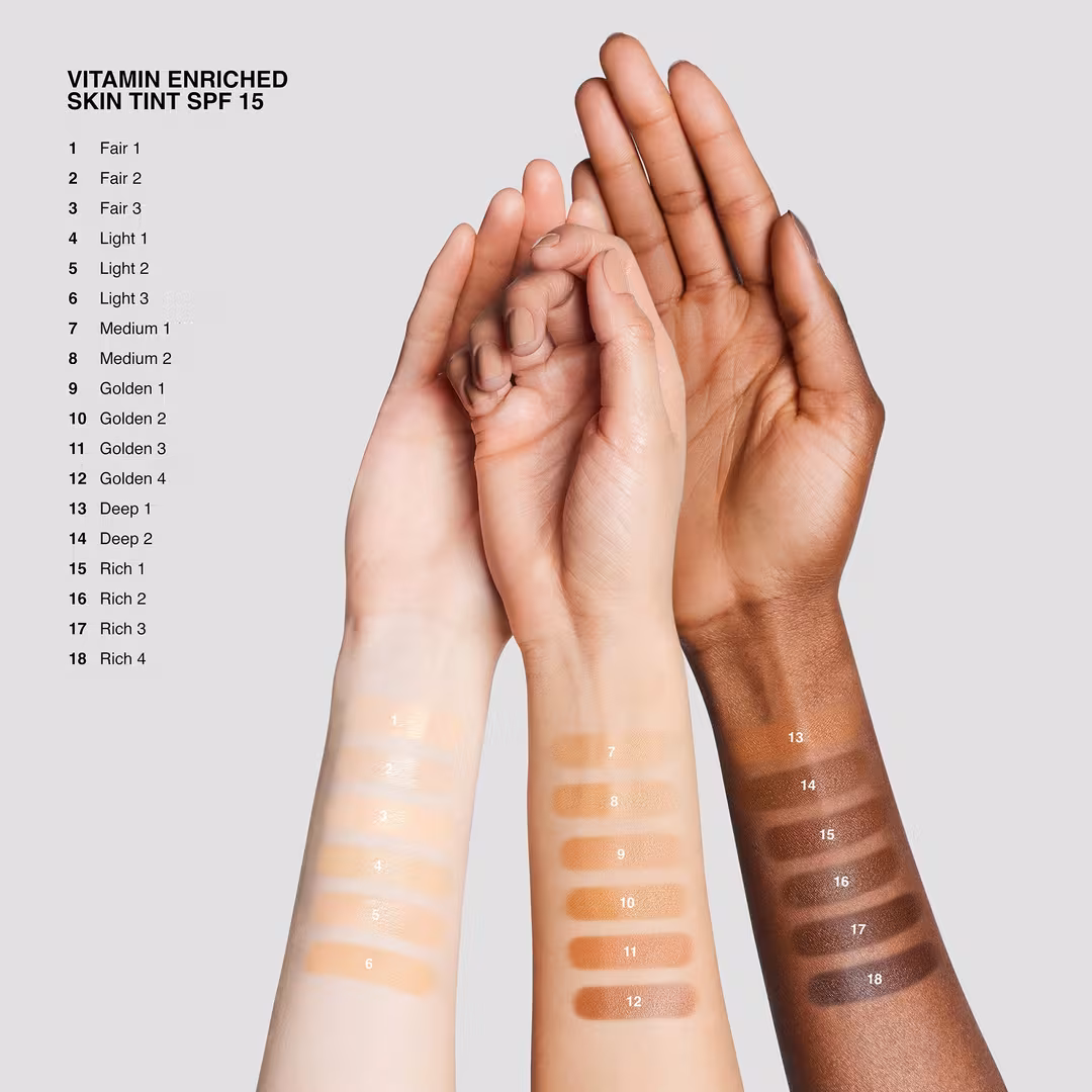 BOBBI BROWN  Vitamin Enriched Skin Tinted Moisturizer SPF 15