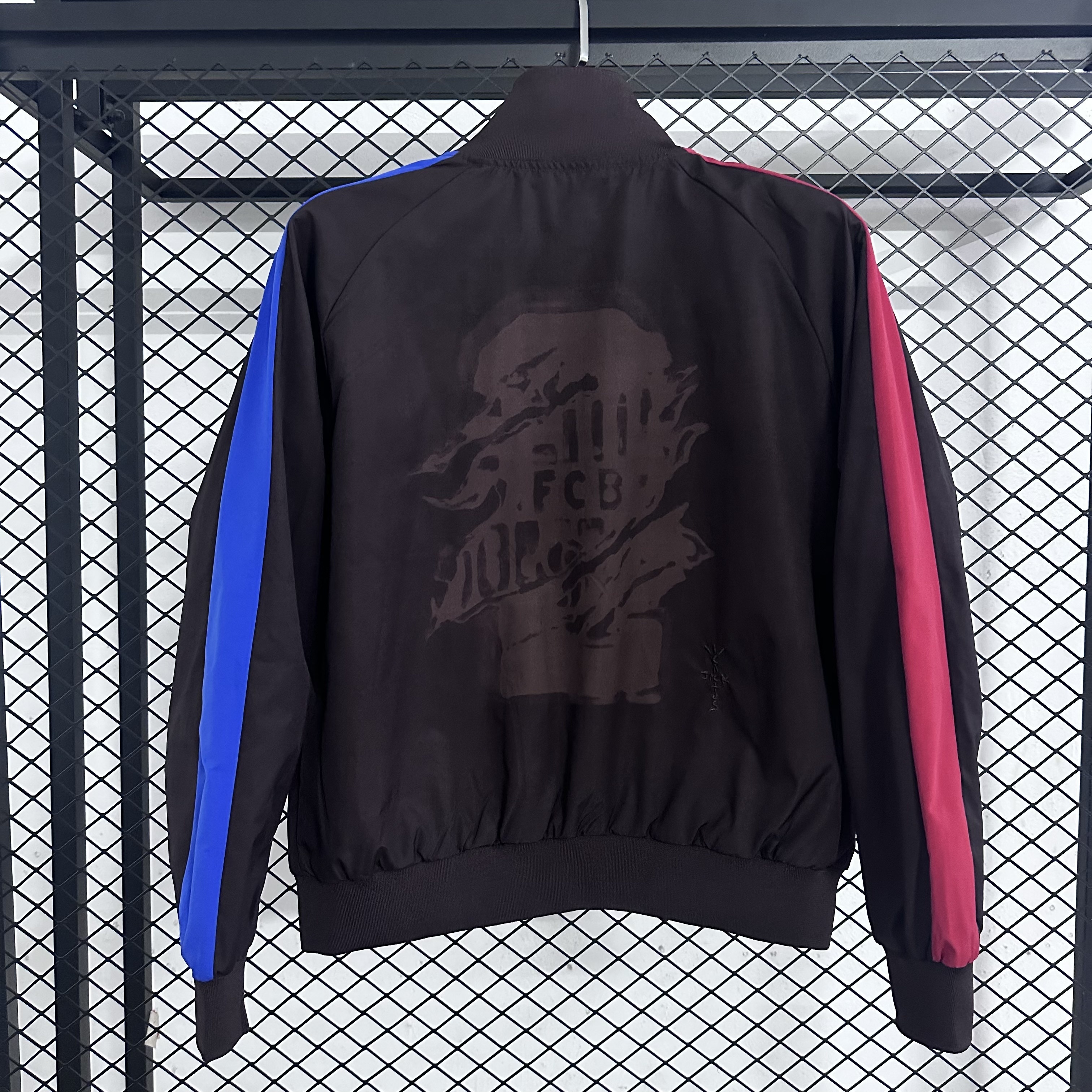 25-26 Barcelona Football Club x Nike collaboration SS25 chest embroidered logo contrasting sleeves zipper waterproof jacket