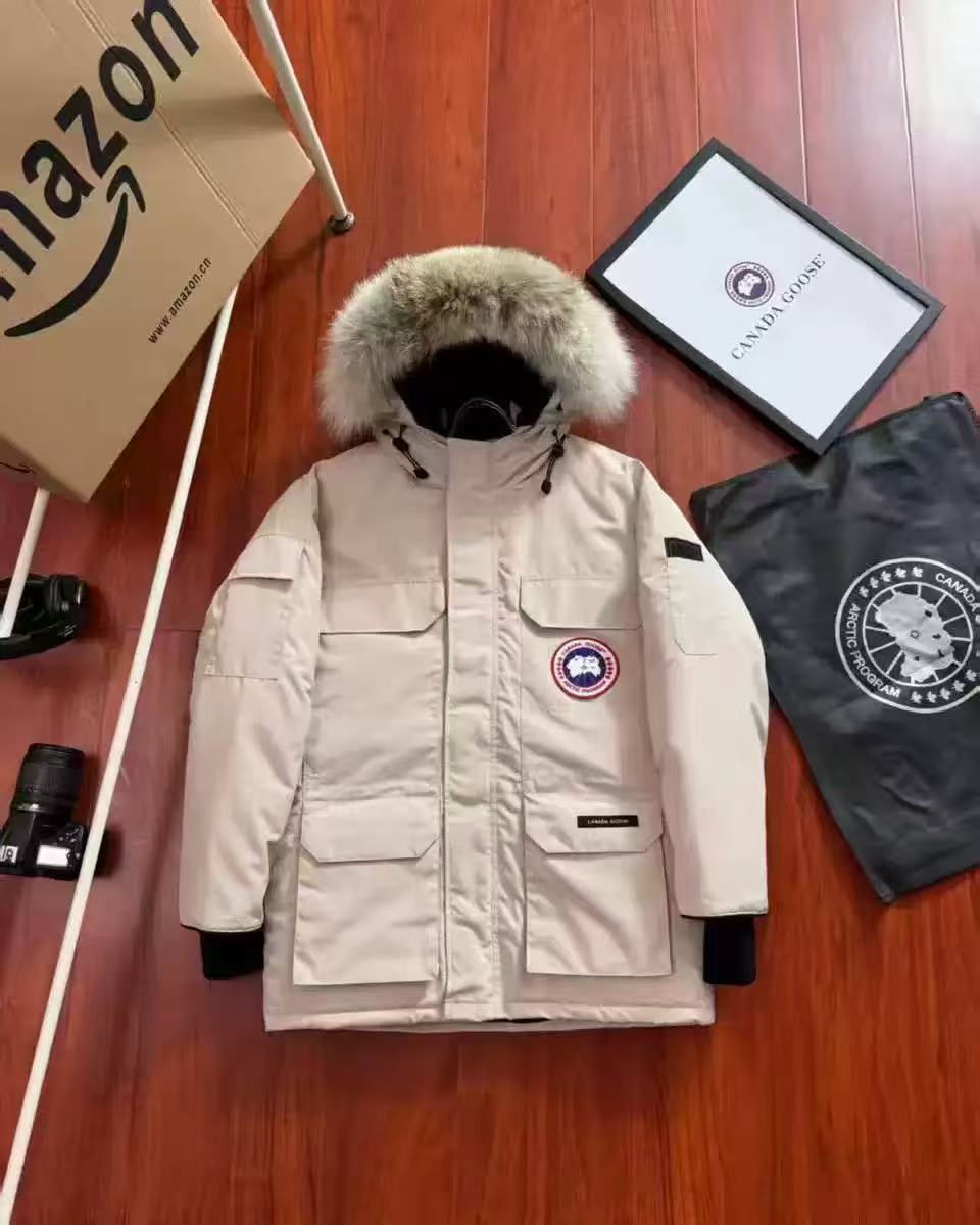 1:1 white classic down jacket with white fur