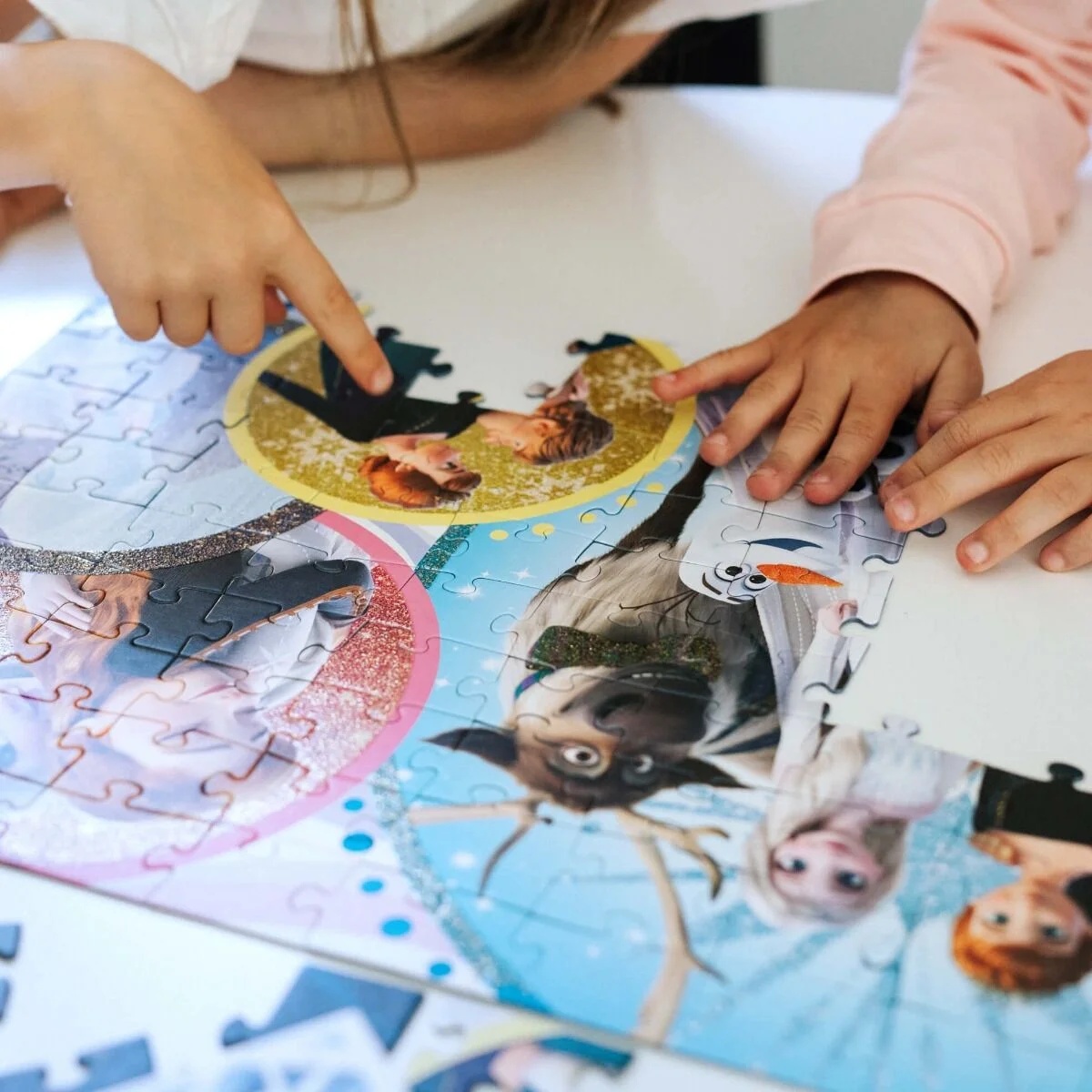 Puzzle Z Brokatem Kraina Lodu 100 El. W Blasku Miłości