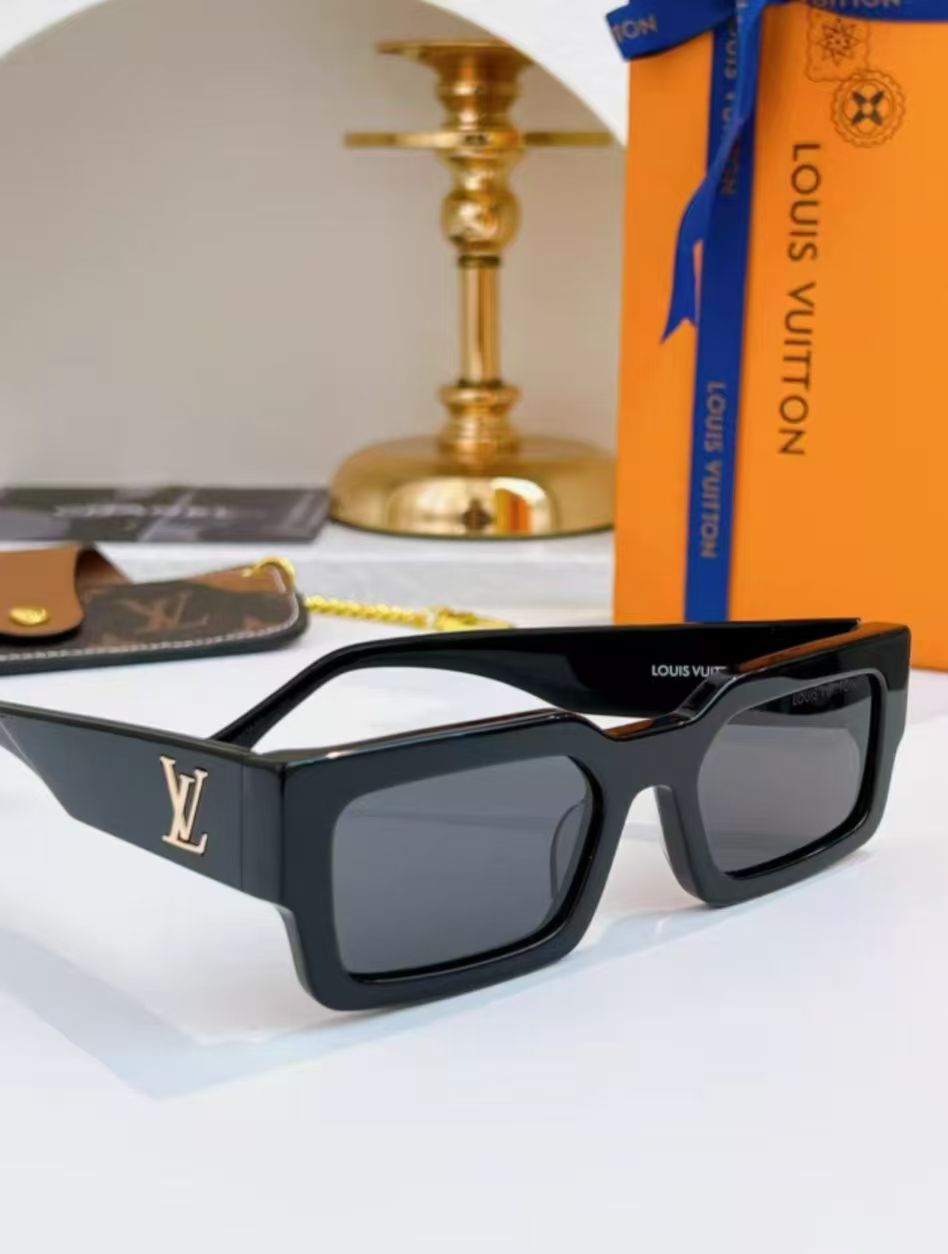 1:1 black frame with gold logo sunglasses