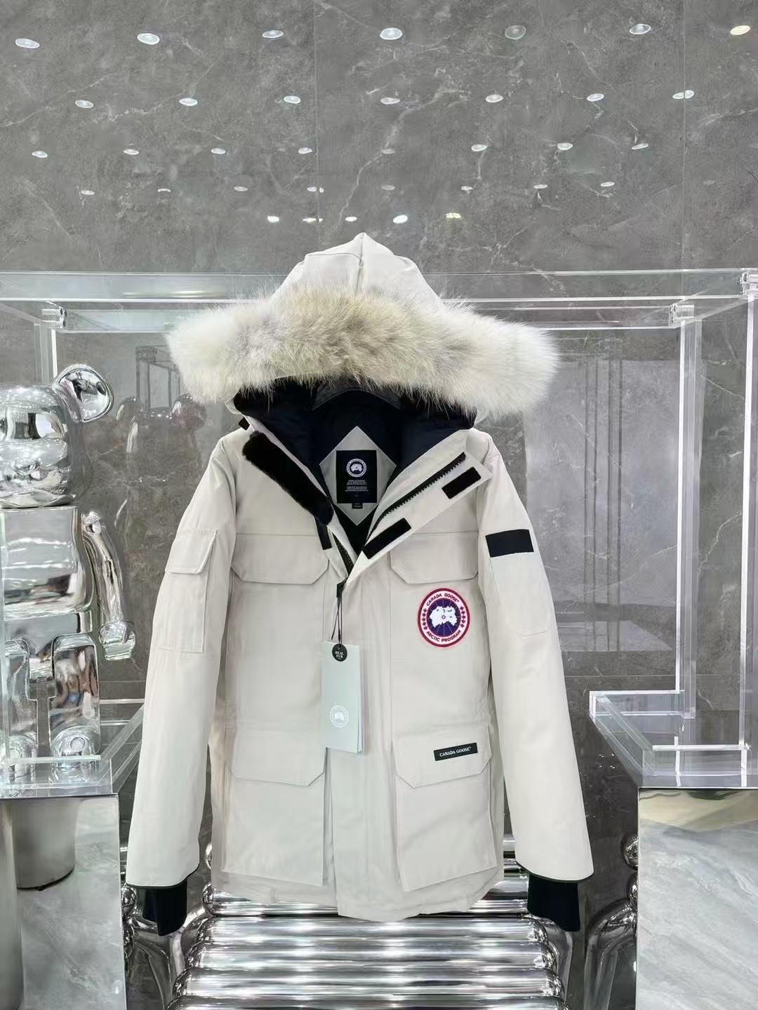 1:1 white classic down jacket with white fur