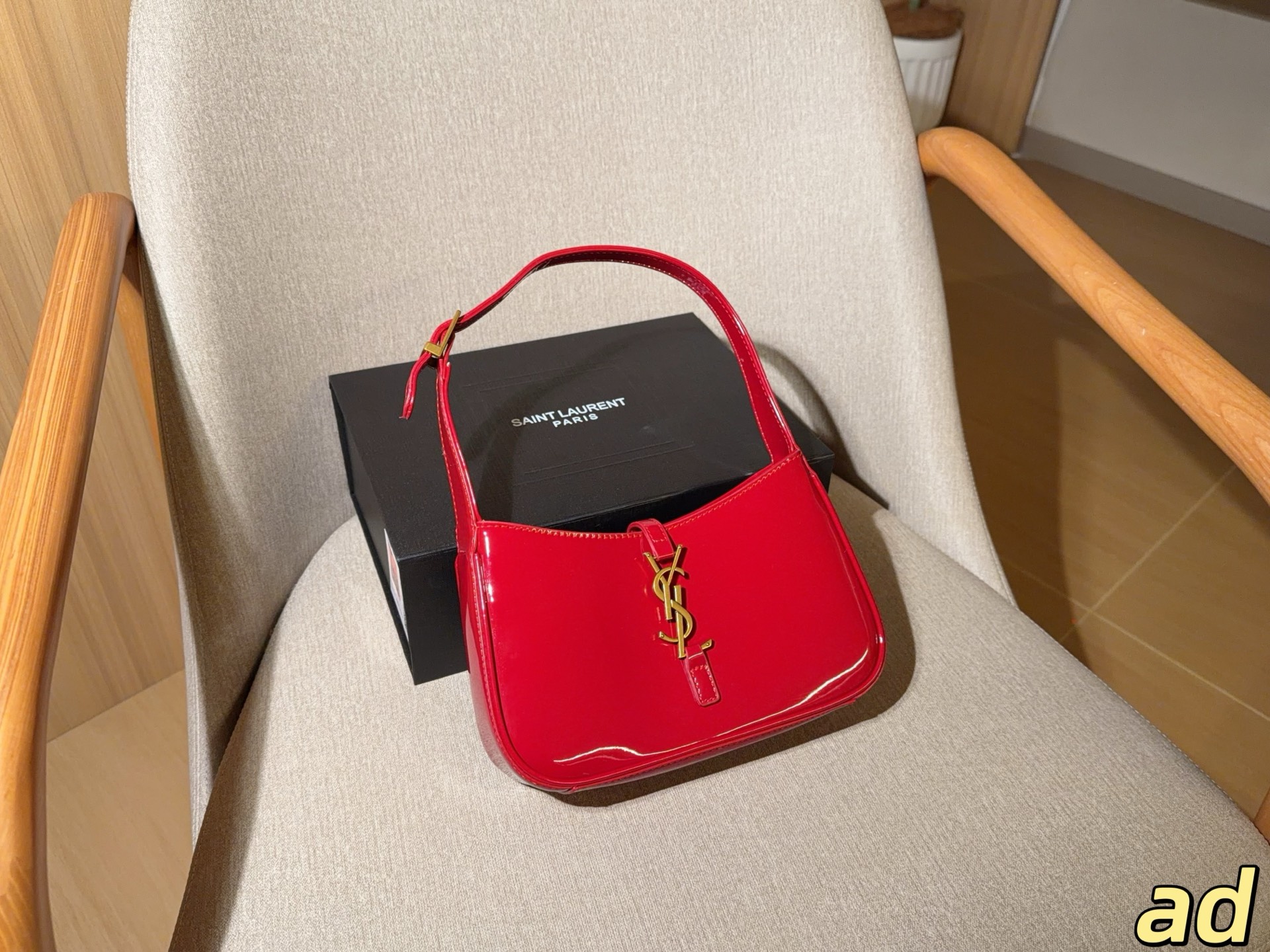 Saint Laurent Le 5 à 7 Hobo Shoulder Bag Laquered