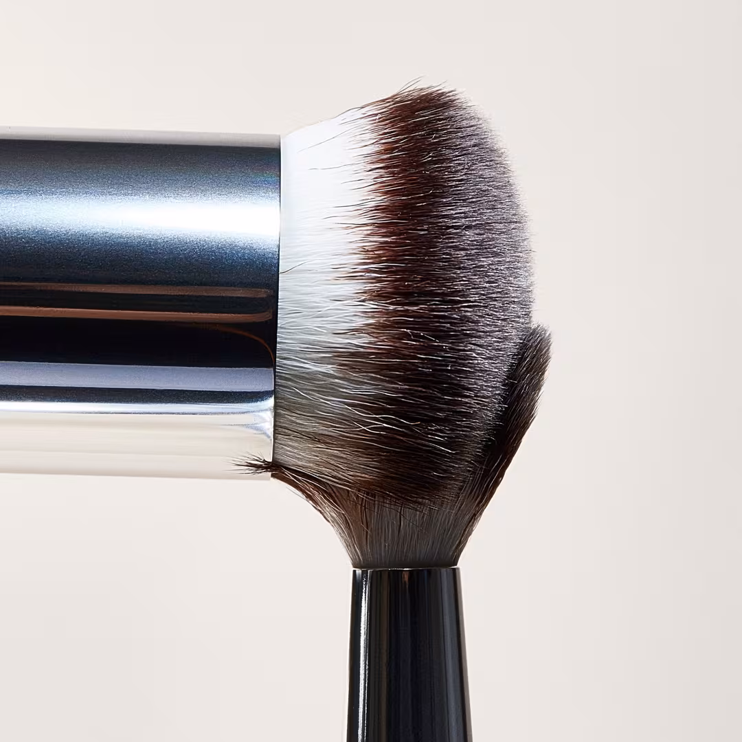 ILIA  Perfecting Buff Brush with Synthetic Bristles