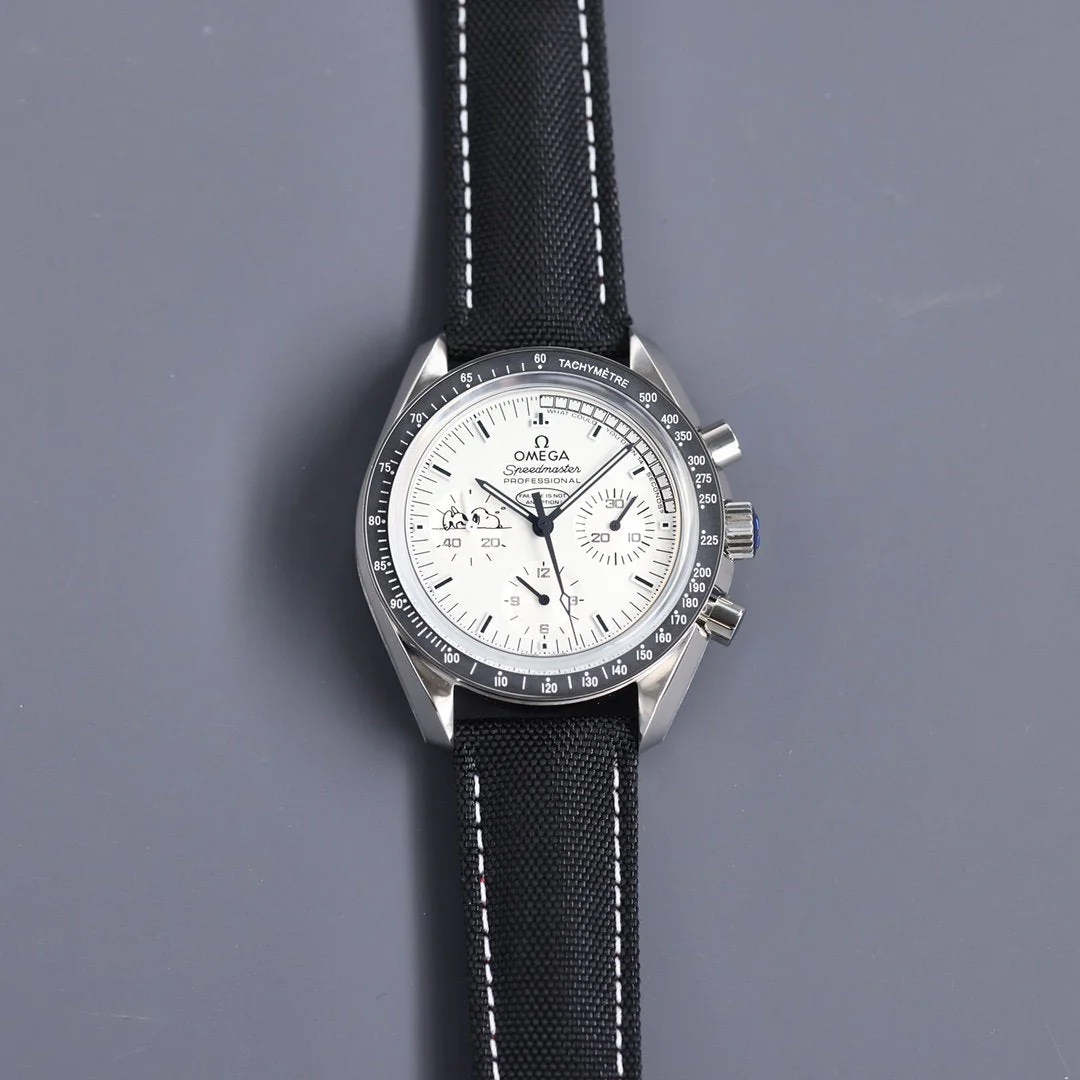 Omega Watch SPEEDMASTER 42MM SNOOPY WHITE DIAL