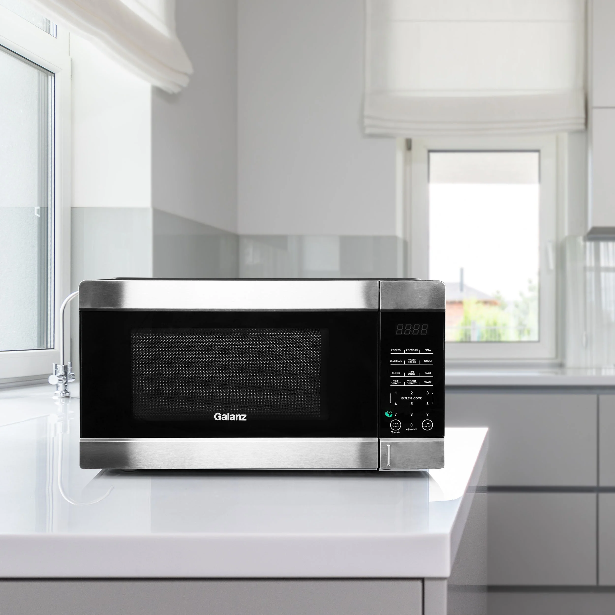 Galanz 0.9 cu ft Countertop Microwave Oven in Black