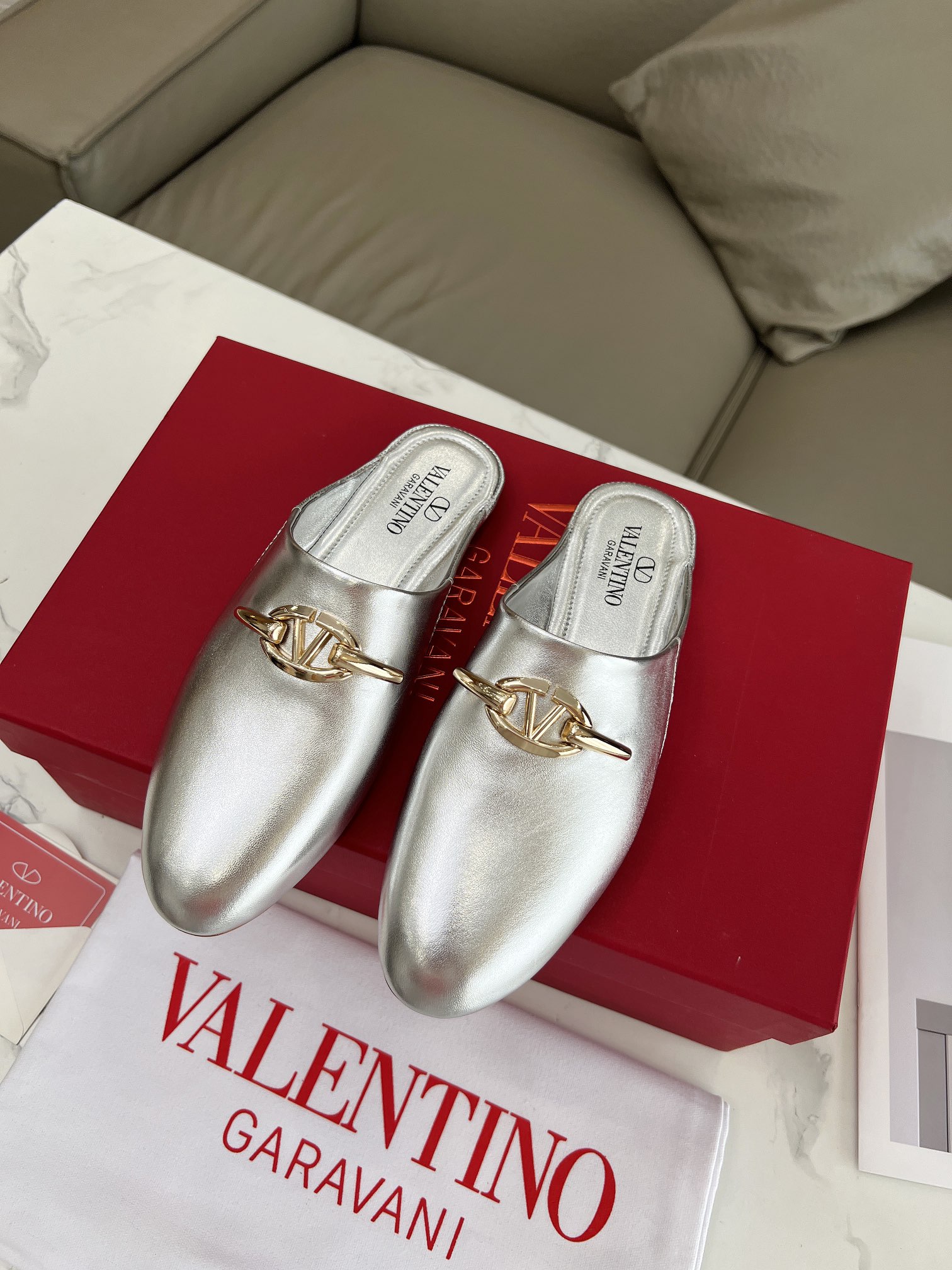 Valentino Garavani Gold VLogo Chain Detail Smooth Leather Pointed Flat Mules Slides