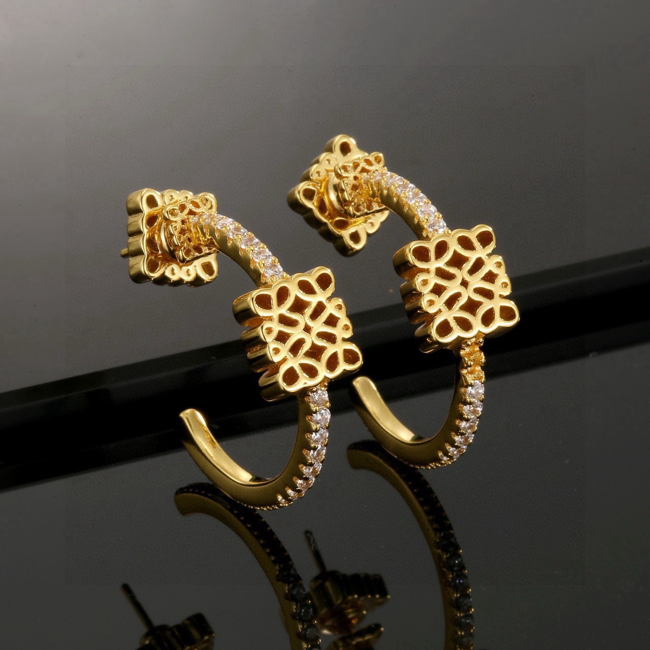 Loewe Geometric Clover Earrings
