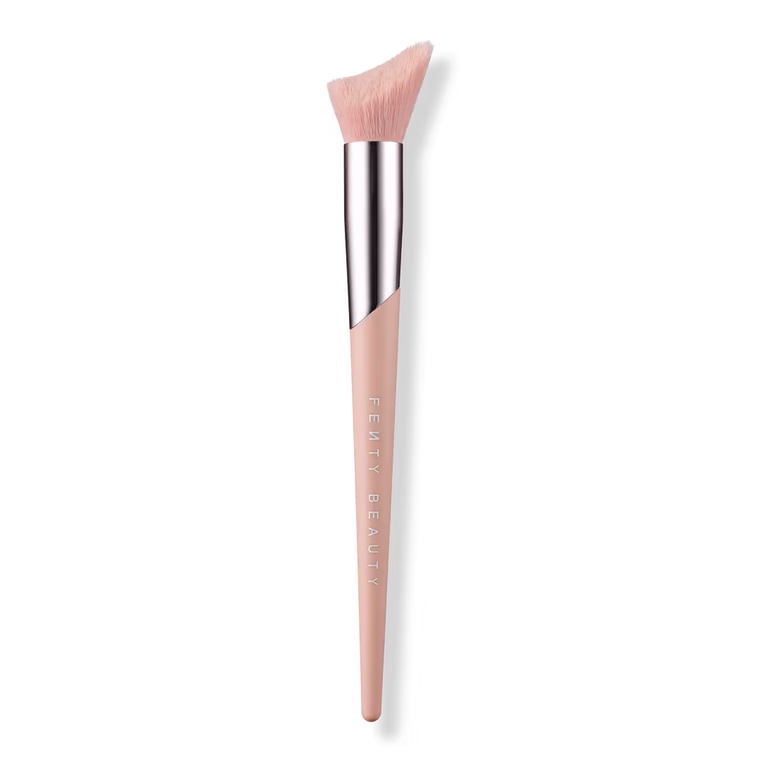 FENTY BEAUTY by Rihanna  Cheek-Hugging Highlight Brush 120