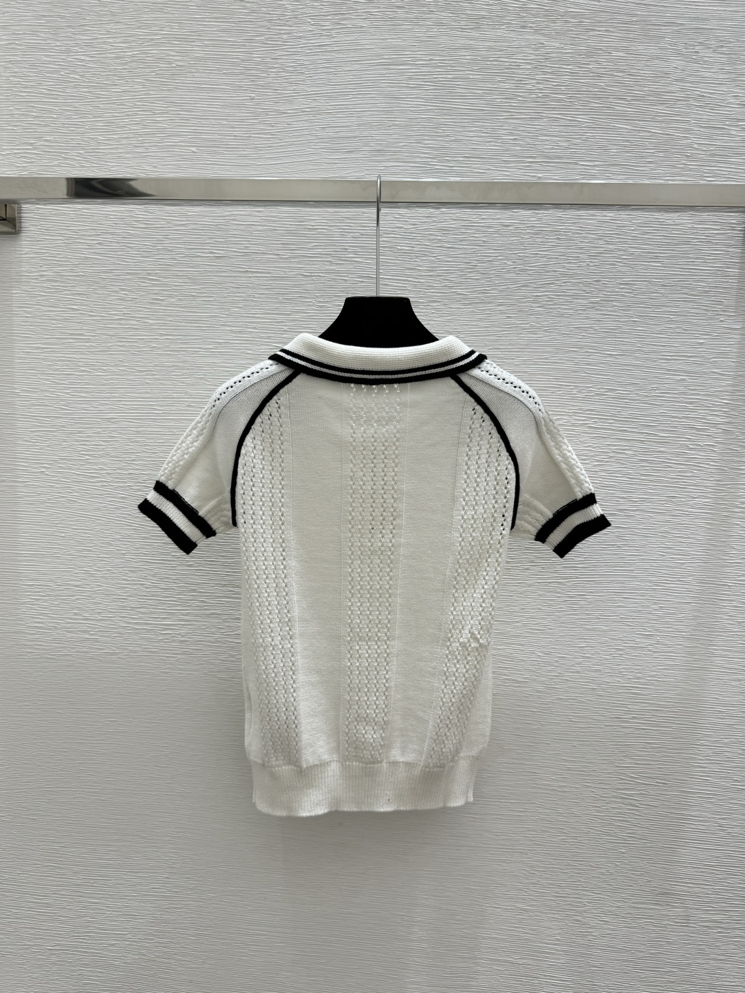 Louis Vuitton new early spring collection features contrasting color lapels and simple hollow knit short sleeves