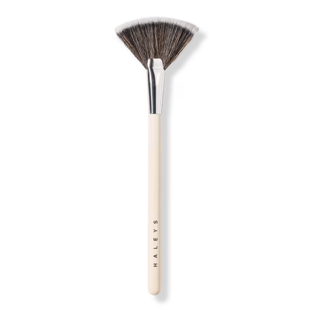 HALEYS Beauty  Highlighting Fan Brush