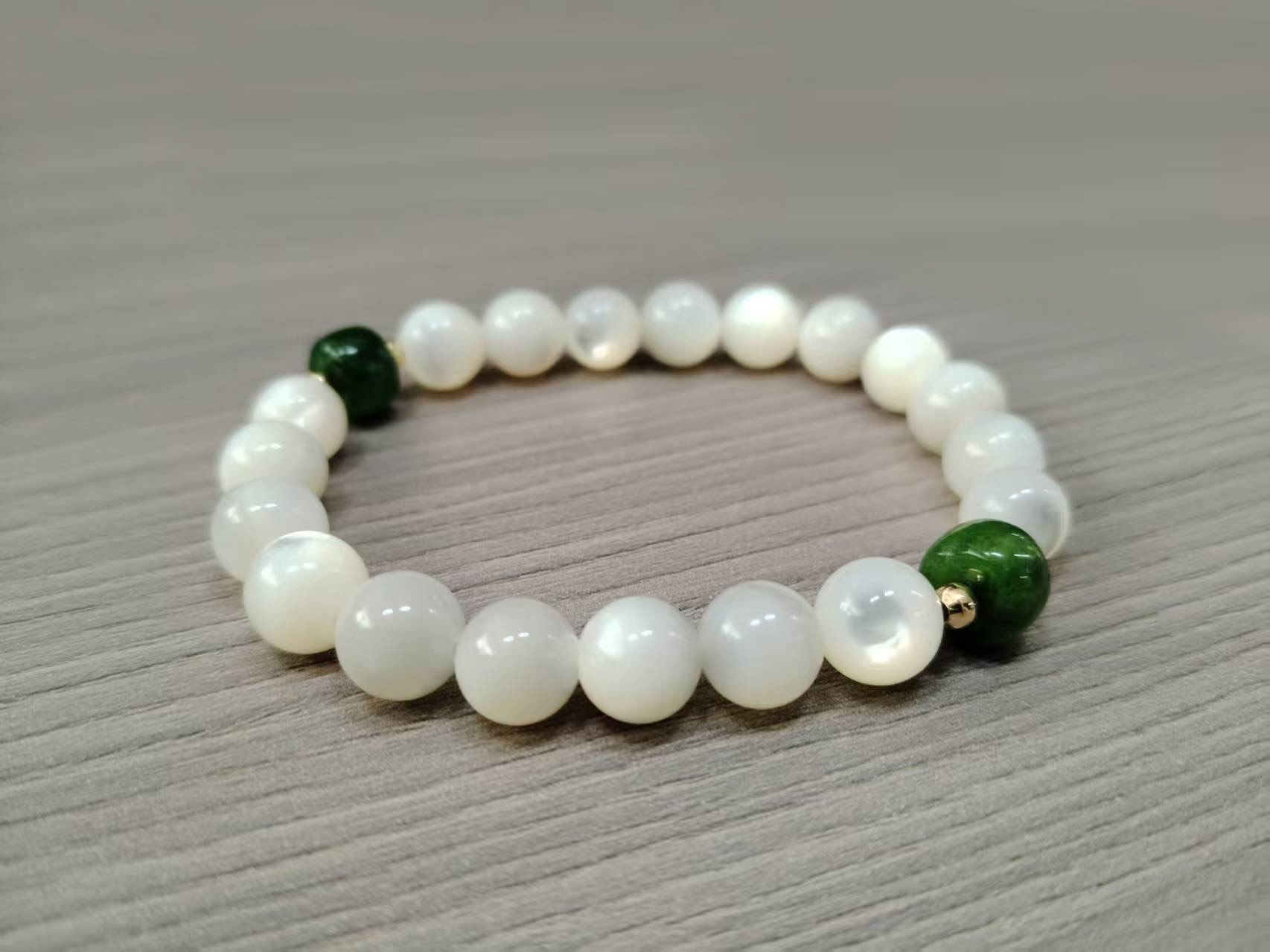KPV10-Natural White Jade Beaded Bracelet with Green Jade Accent