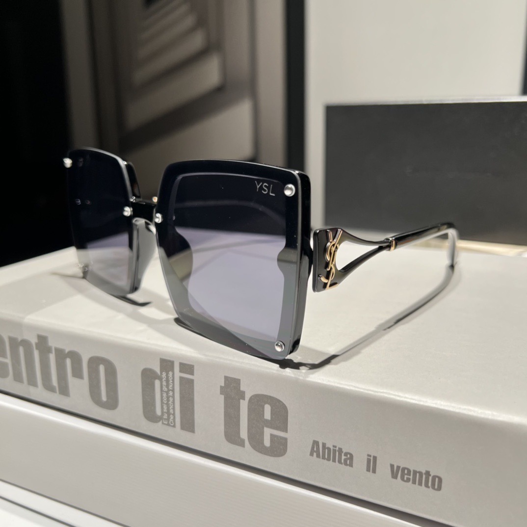 Saint Laurent Fashionable Sunglasses