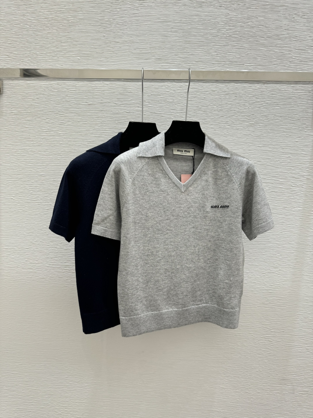 Miumiu Early Spring New Solid Color Flip V-neck Knitted Short Sleeve