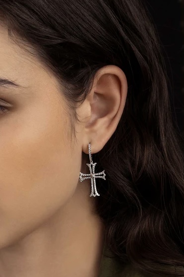 Orecchini a cerchio asimmetrici con croce d'effetto