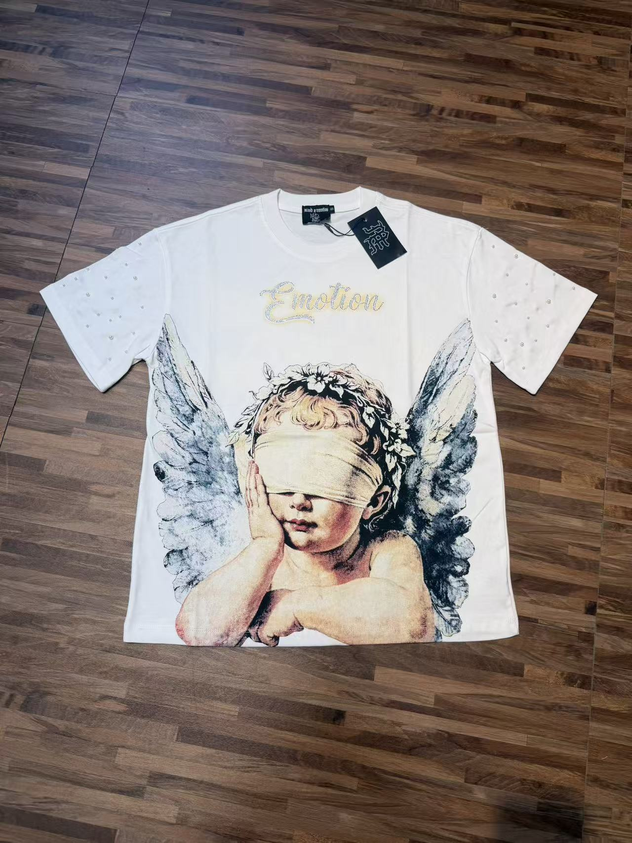 Blindfolded face-holding angel print short-sleeved shirt